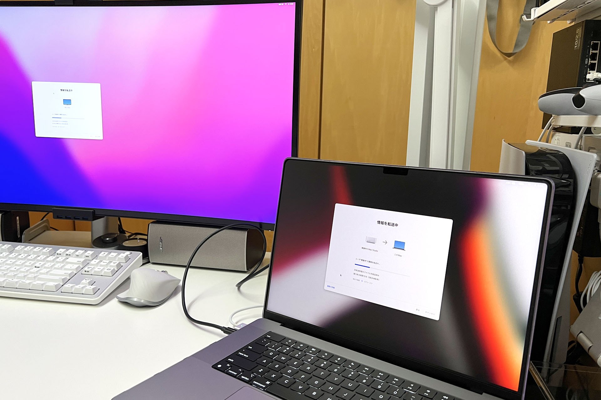 Mac StudioとMacBook Proを（一応）Thunderbolt 4ケーブルを使って接続。macOS付属の「移行アシスタント」アプリを双方のMacで起動し、Mac Studioの内容（アプリやデータなど）をMacBook Proへ移行（コピー）する。