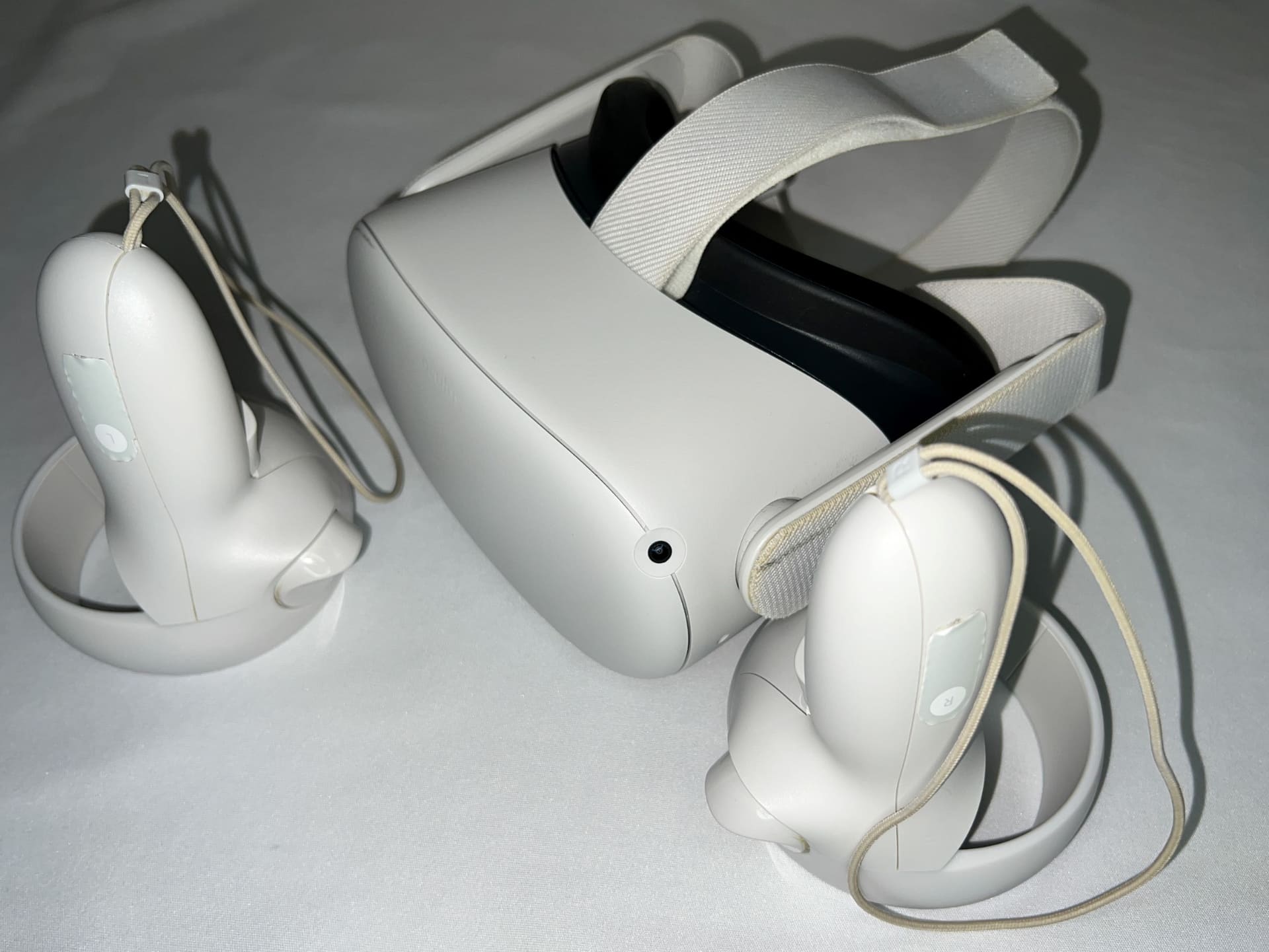 筆者所有の「Meta Quest 2」。この1年間、VRでフィットネスをするため運動するためほぼ毎日装着していたことから、だいぶ使用感があるのはご容赦頂きたい