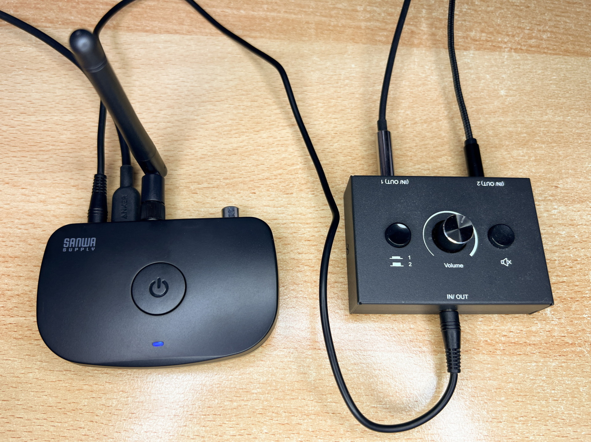 実際の使用環境。右のオーディオ切り替え器で2つのデバイスの音声を切り替え、それをBluetoothトランスミッター経由で出力している