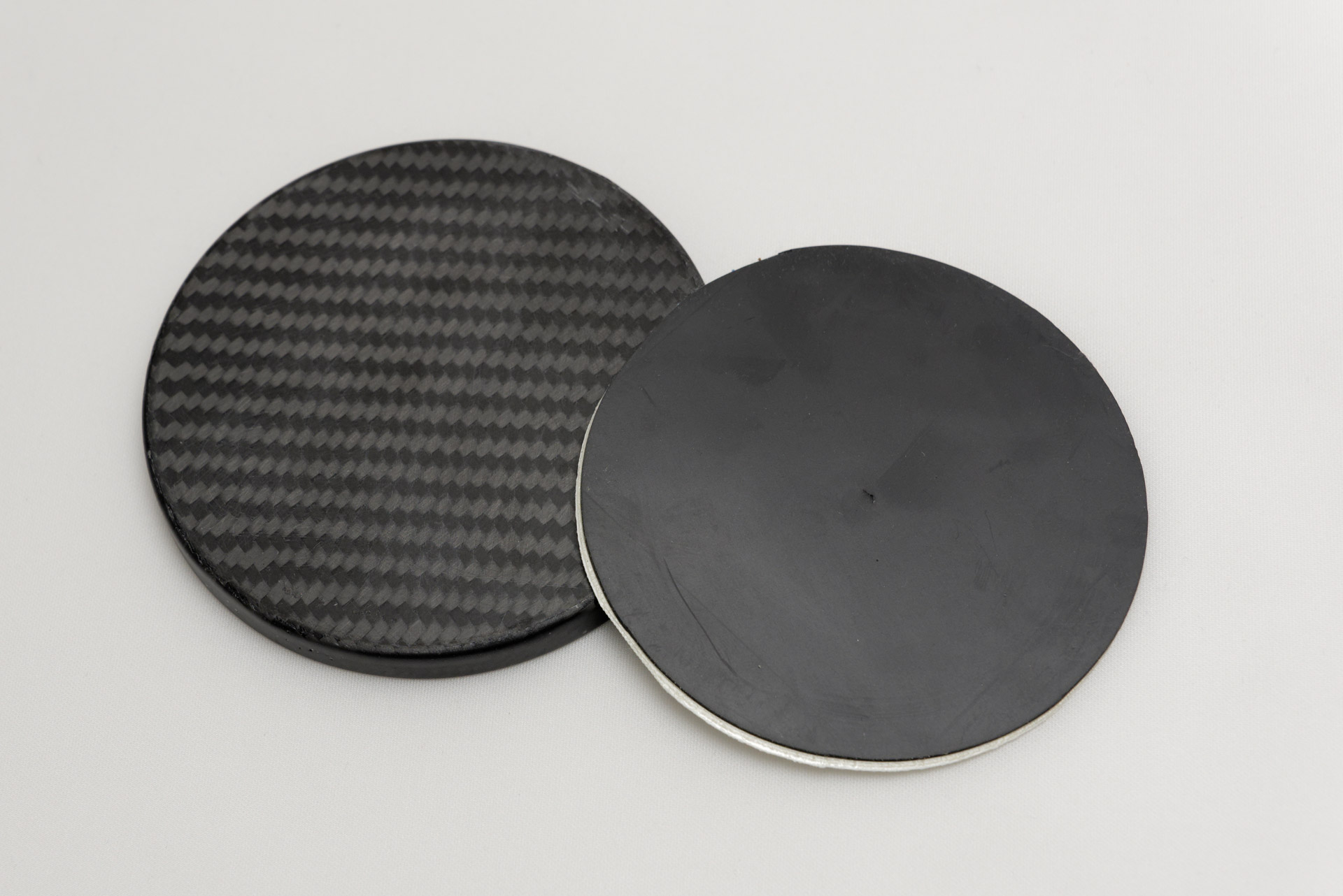 ラバーも付属。底面に貼り付けて使うようなのだが、重量が増えるし、なんとなくドライカーボン100％のままにしたいので使っていない