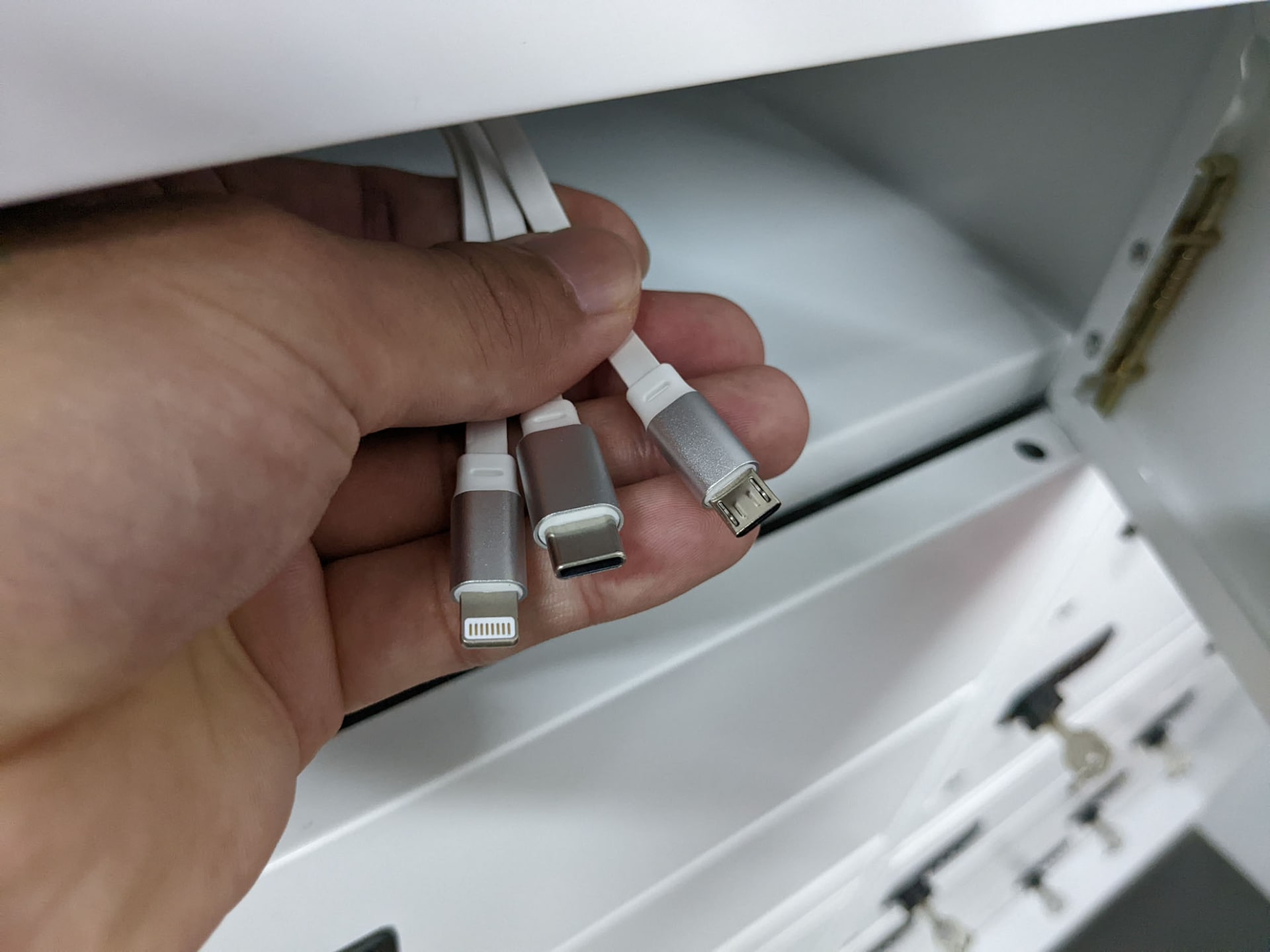 3つの端子（USB Type-C／Lightning端子／microUSB端子）が用意されている