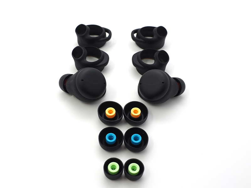 4種のイヤーチップと、耳にフィットさせるウィングチップが3種付属する