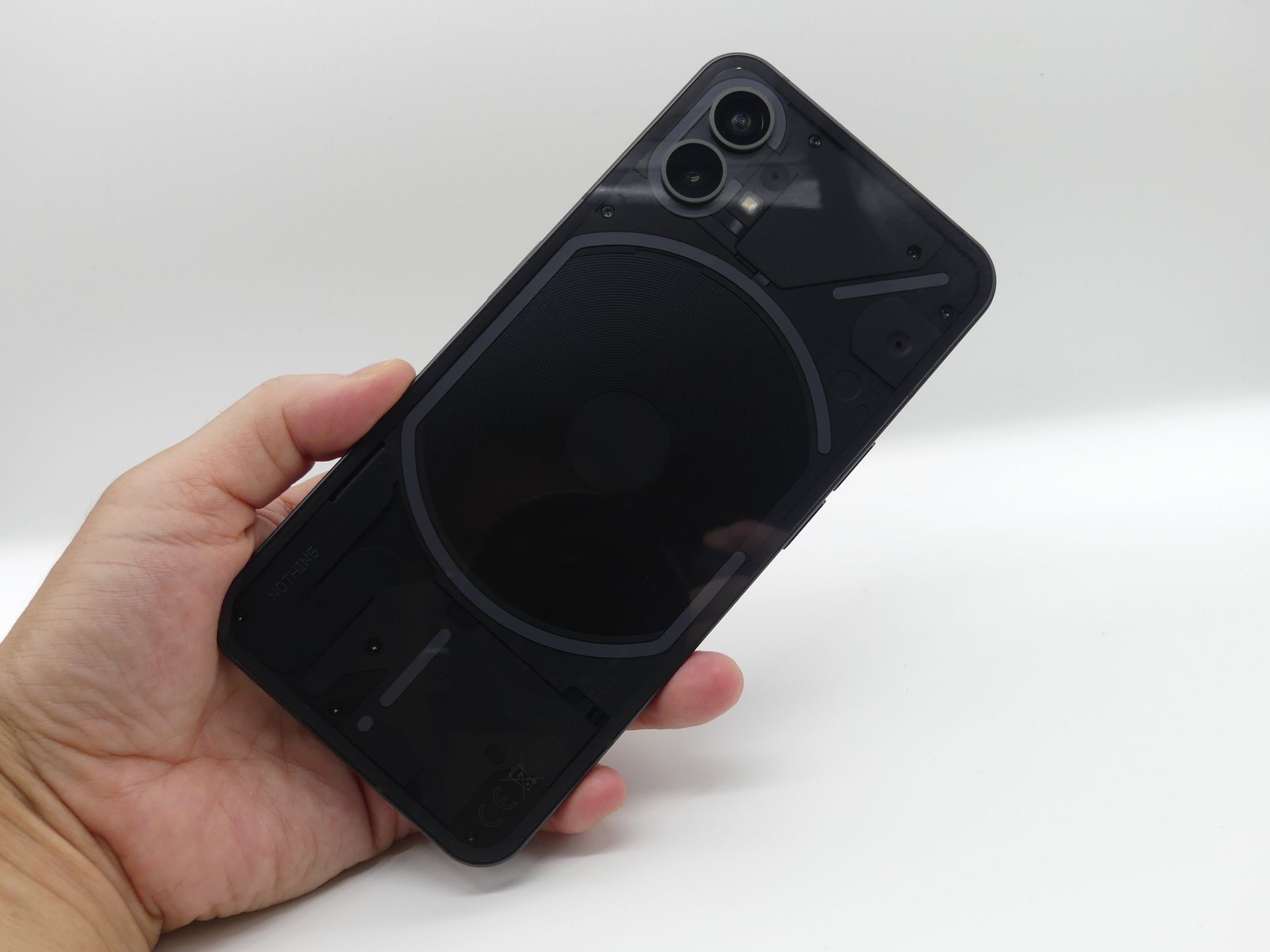 透明パネルを採用した背面。カラーは写真のブラック（Black）のほか、ホワイト（White）もある