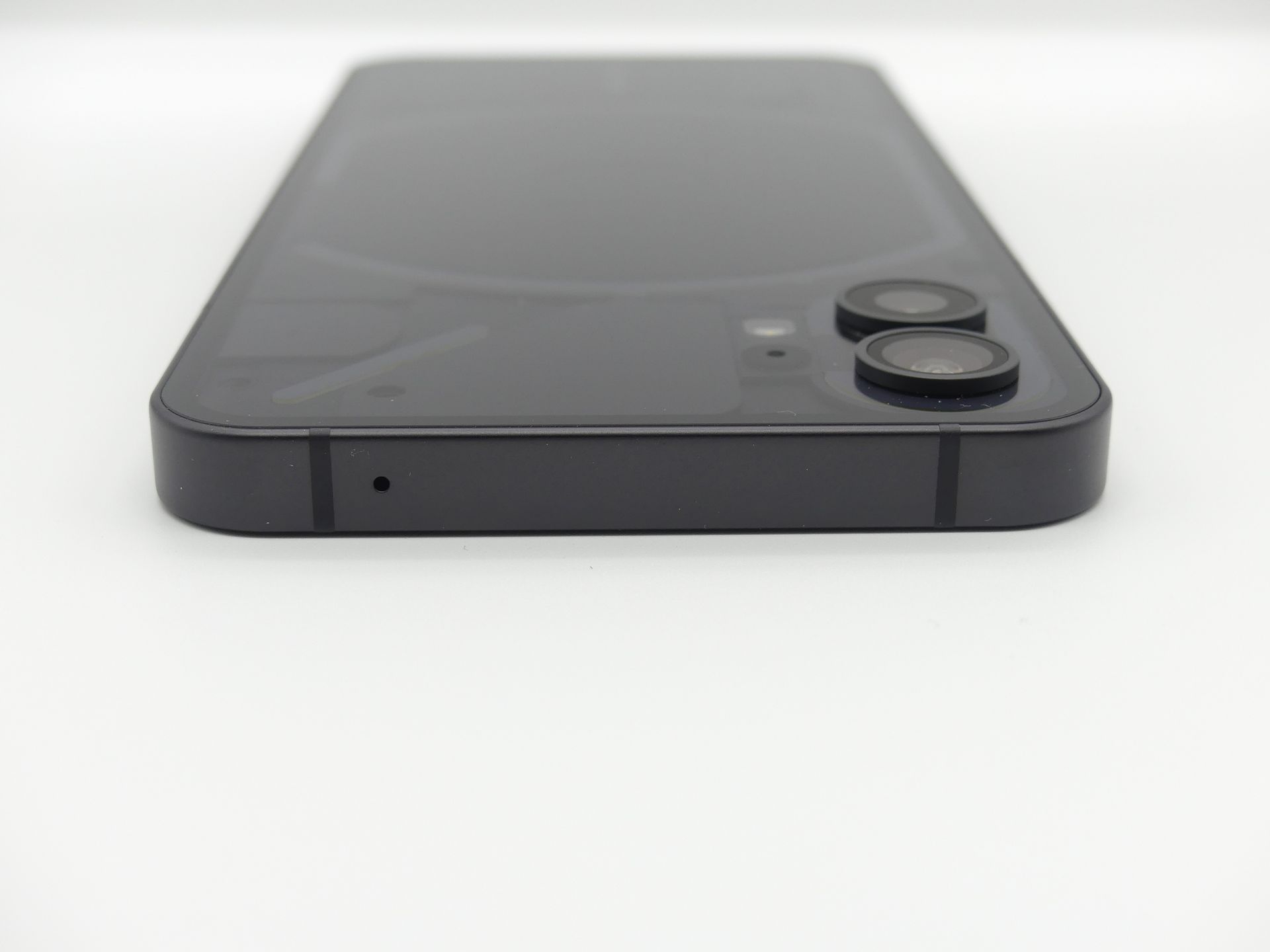 nanoSIMカードを2枚、両面に置いて挿せるSIMカードスロットを底面に配置