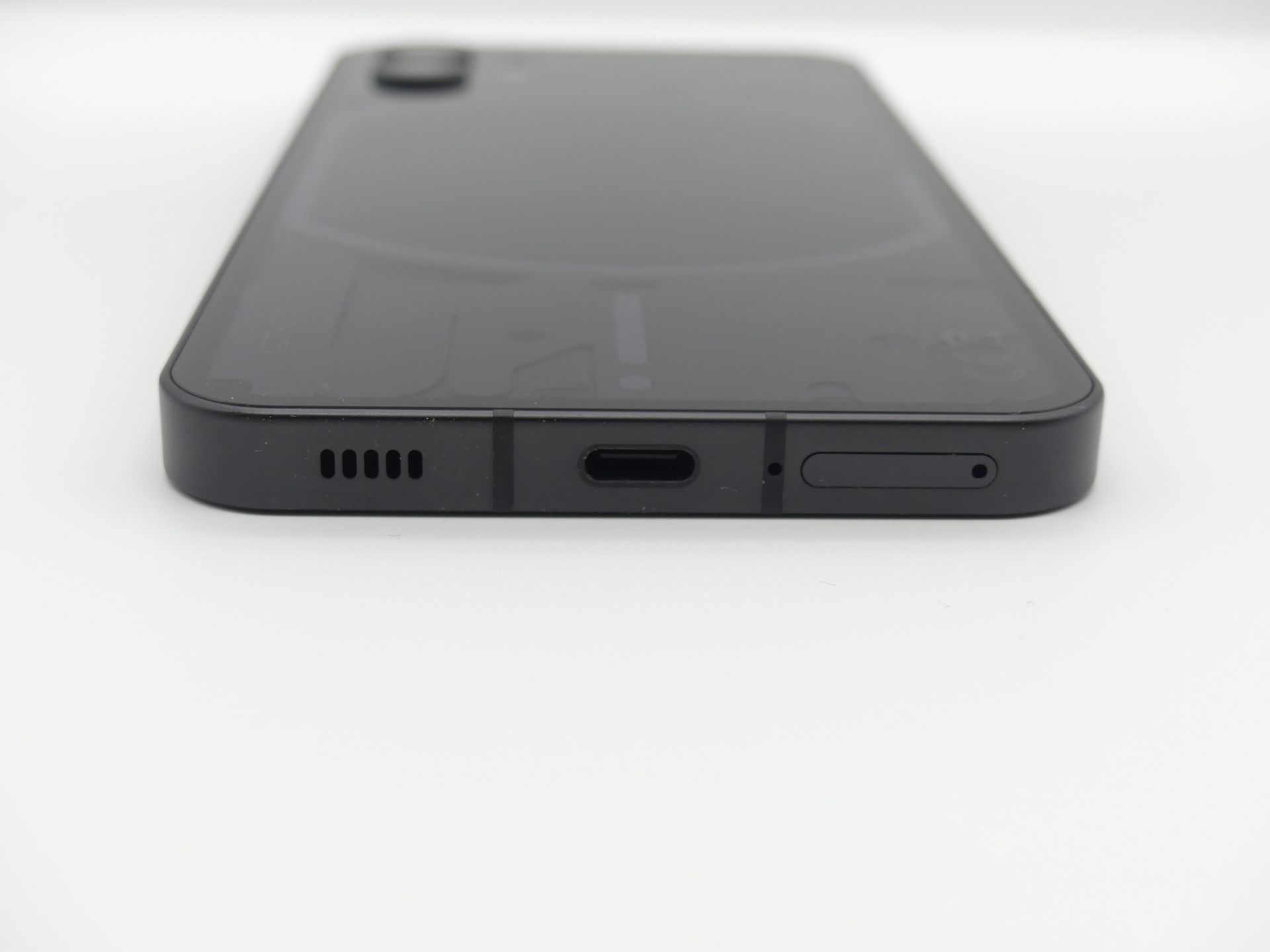 nanoSIMカードを2枚、両面に置いて挿せるSIMカードスロットを底面に配置