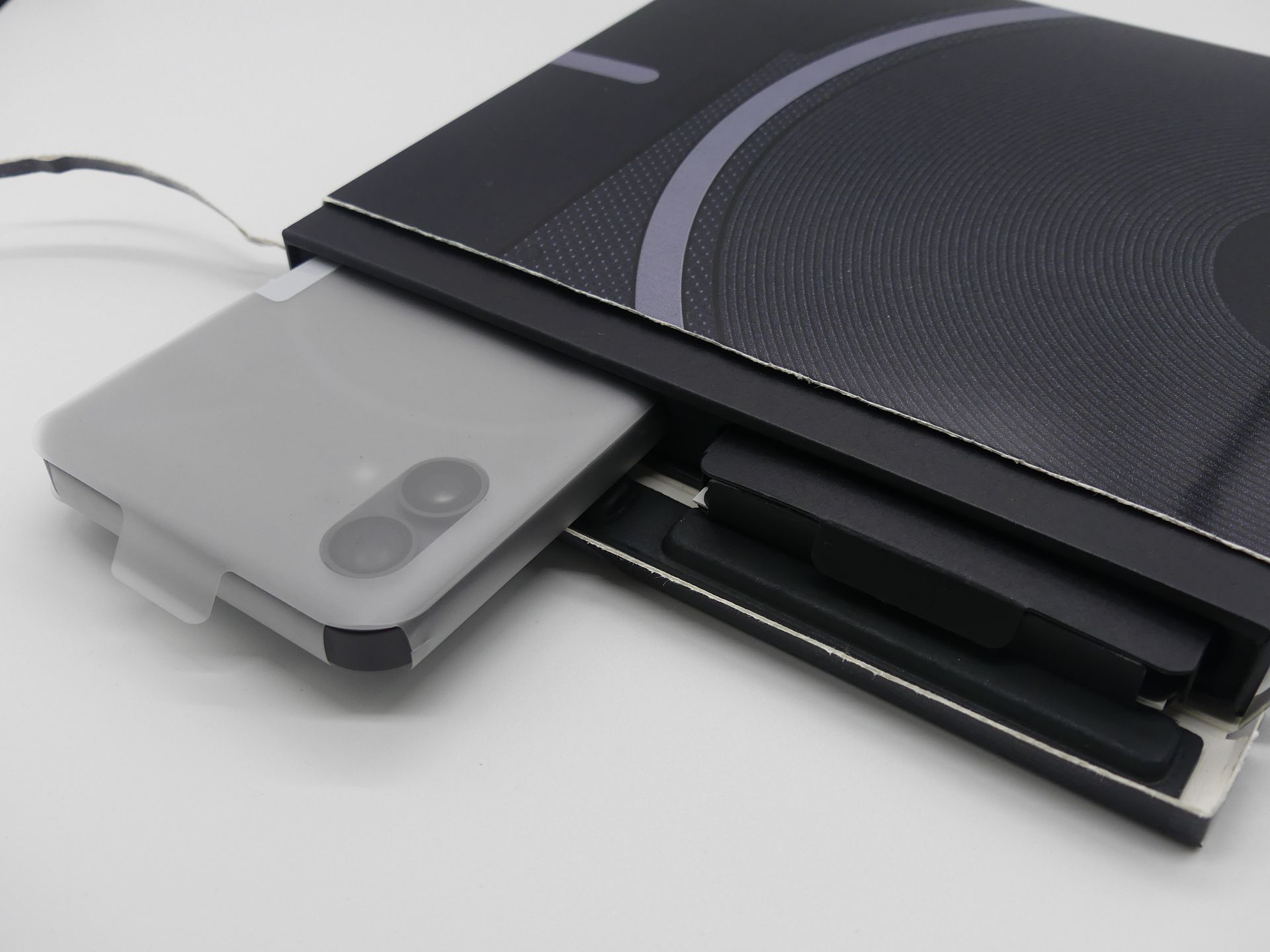 非常に薄いパッケージ。つまみからパッケージを切り取って開け、端末を引っ張り出す