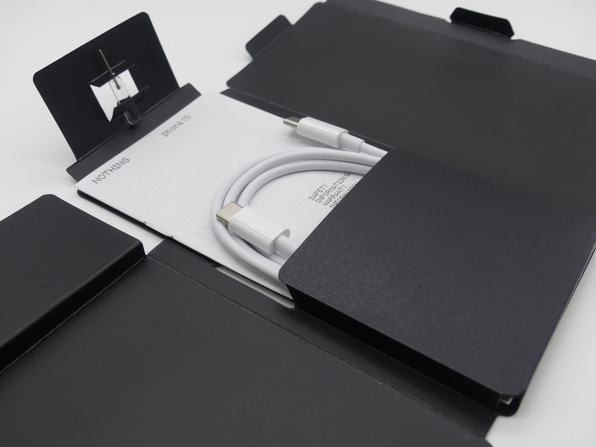 ケーブルとSIMピンが同梱。SIMピンも凝っている