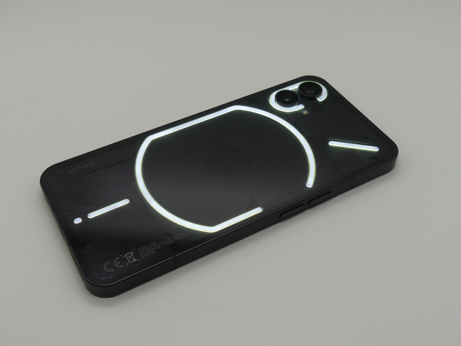 背面の一部のパーツが光って着信などを通知する「Glyphインターフェース」。光の強さは調整できる