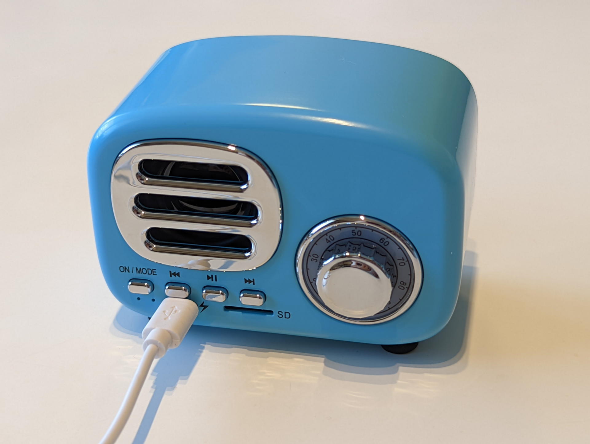 コストセーブが理由だろうが充電もフロントから。割り切りは素晴らしい