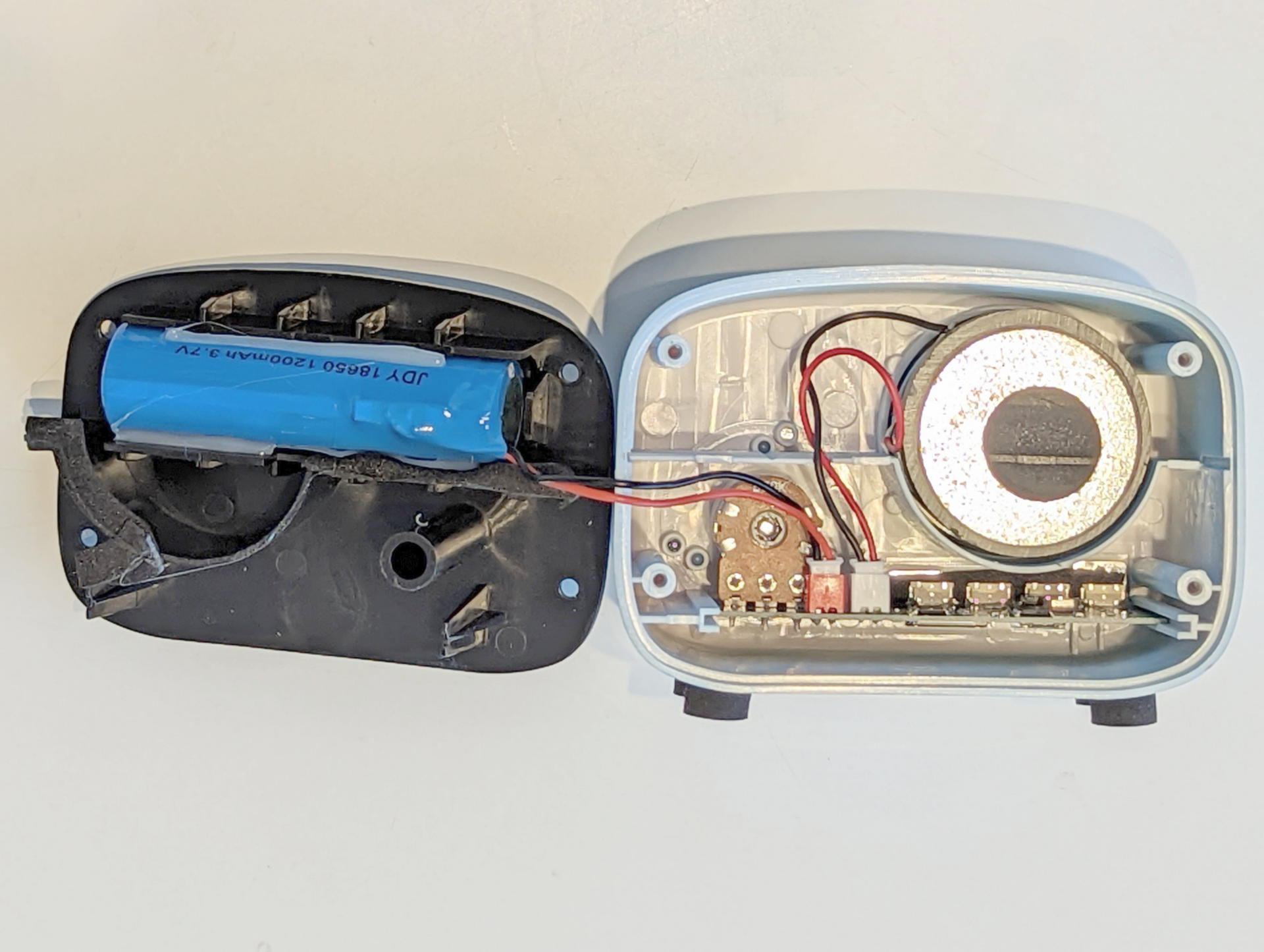 内部を開けてみた。スピーカー収納スペースとその他は部屋が湧けられている。スポンジ製のガスケットの左半分が剥げていたので補修した、充電式バッテリーは一般的な18650リチウムイオン電池を使用