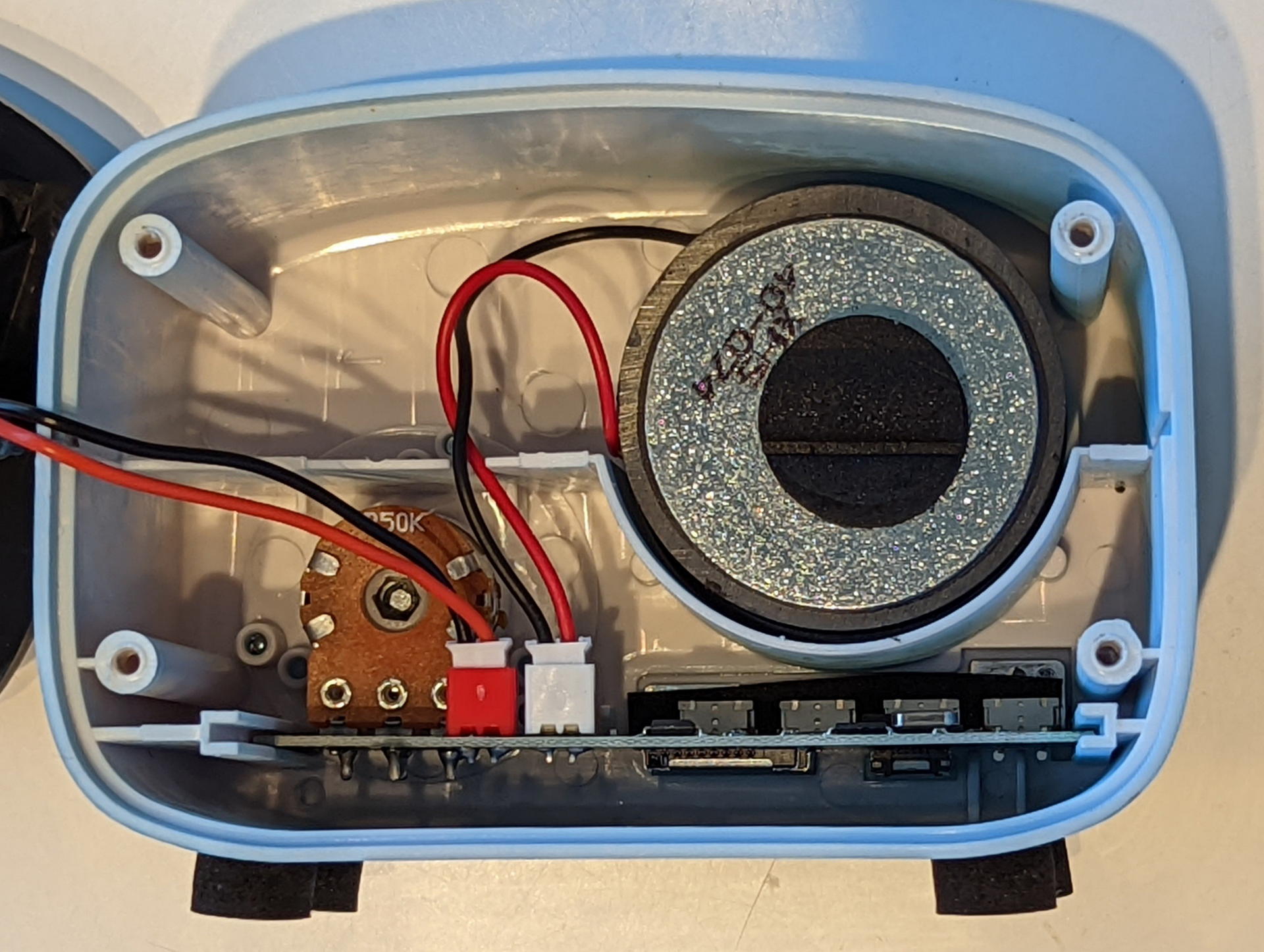 内部を開けてみた。スピーカー収納スペースとその他は部屋が湧けられている。スポンジ製のガスケットの左半分が剥げていたので補修した、充電式バッテリーは一般的な18650リチウムイオン電池を使用