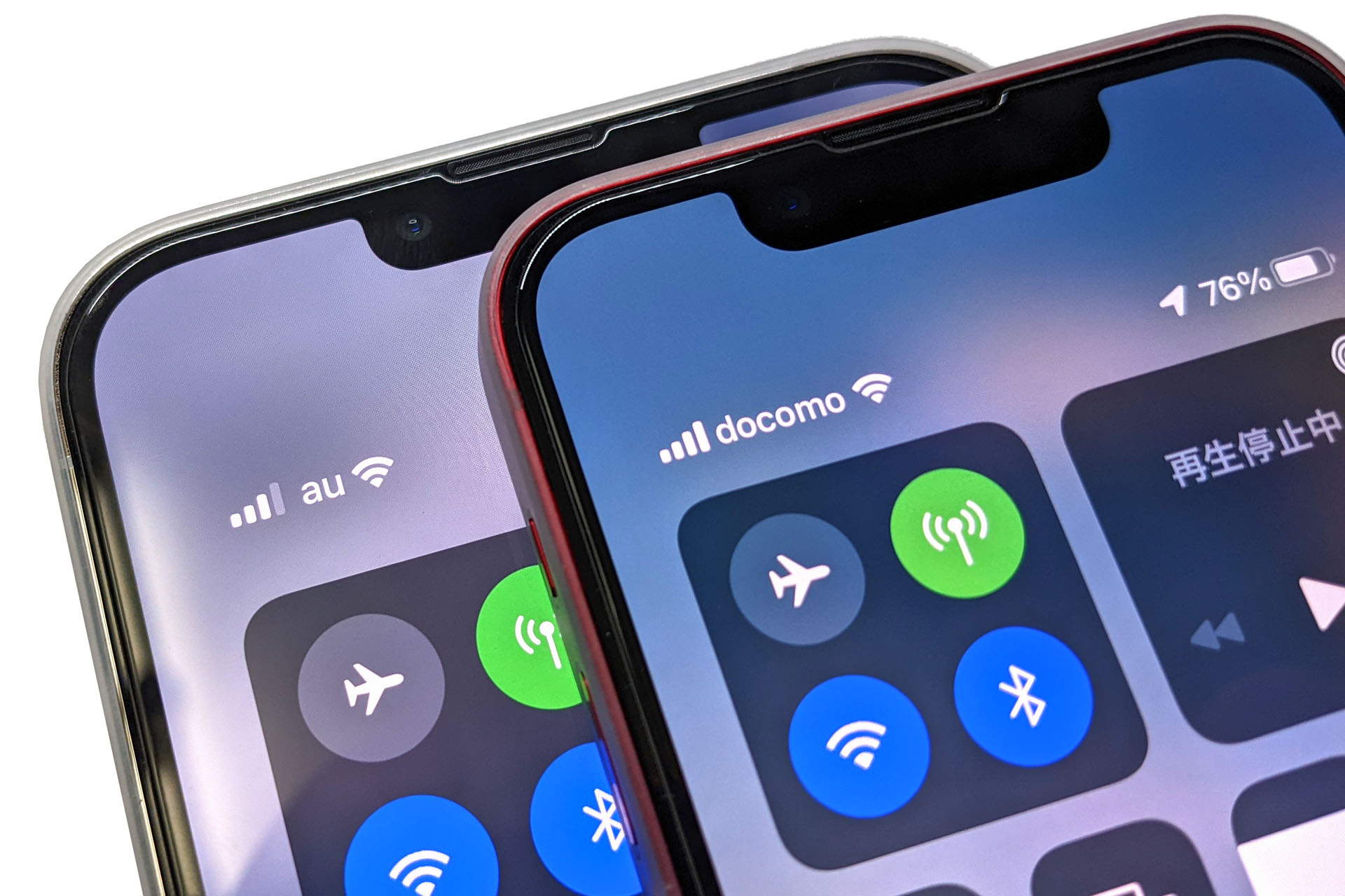 下にあるのがau SIM入りiPhone 13 Pro Maxで、上に乗っているのがドコモSIM入りiPhone 13 mini。拙宅はau電波がちょい弱いっぽい。