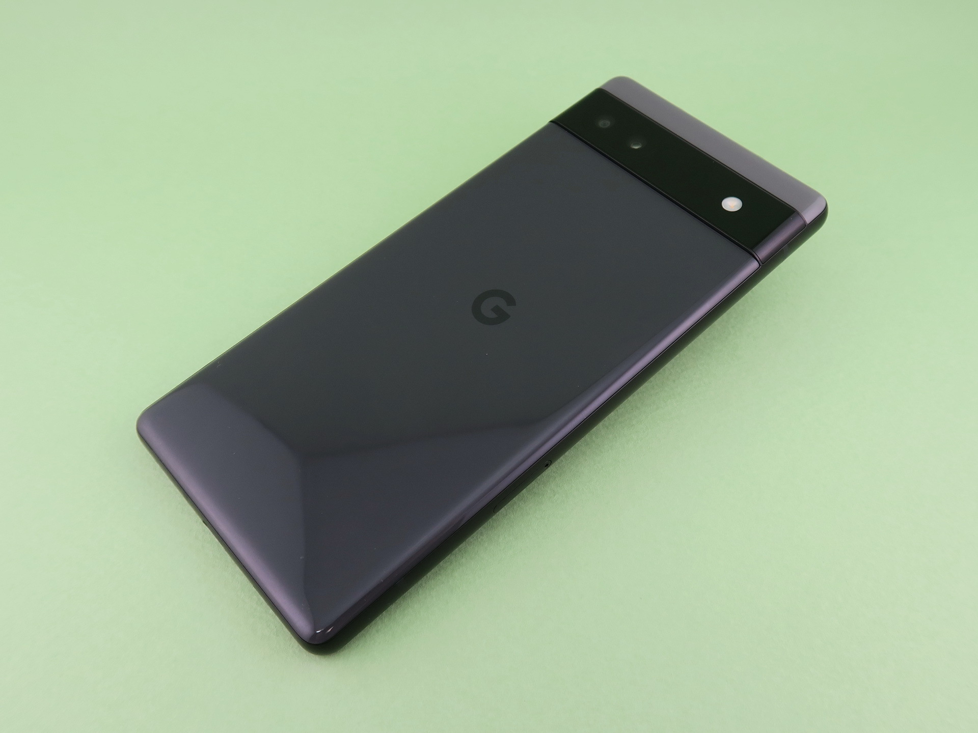 背面は上部にカメラを内蔵したカメラバーを配置。カメラバーを境に、上下でカラーが少し異なるツートーンデザイン