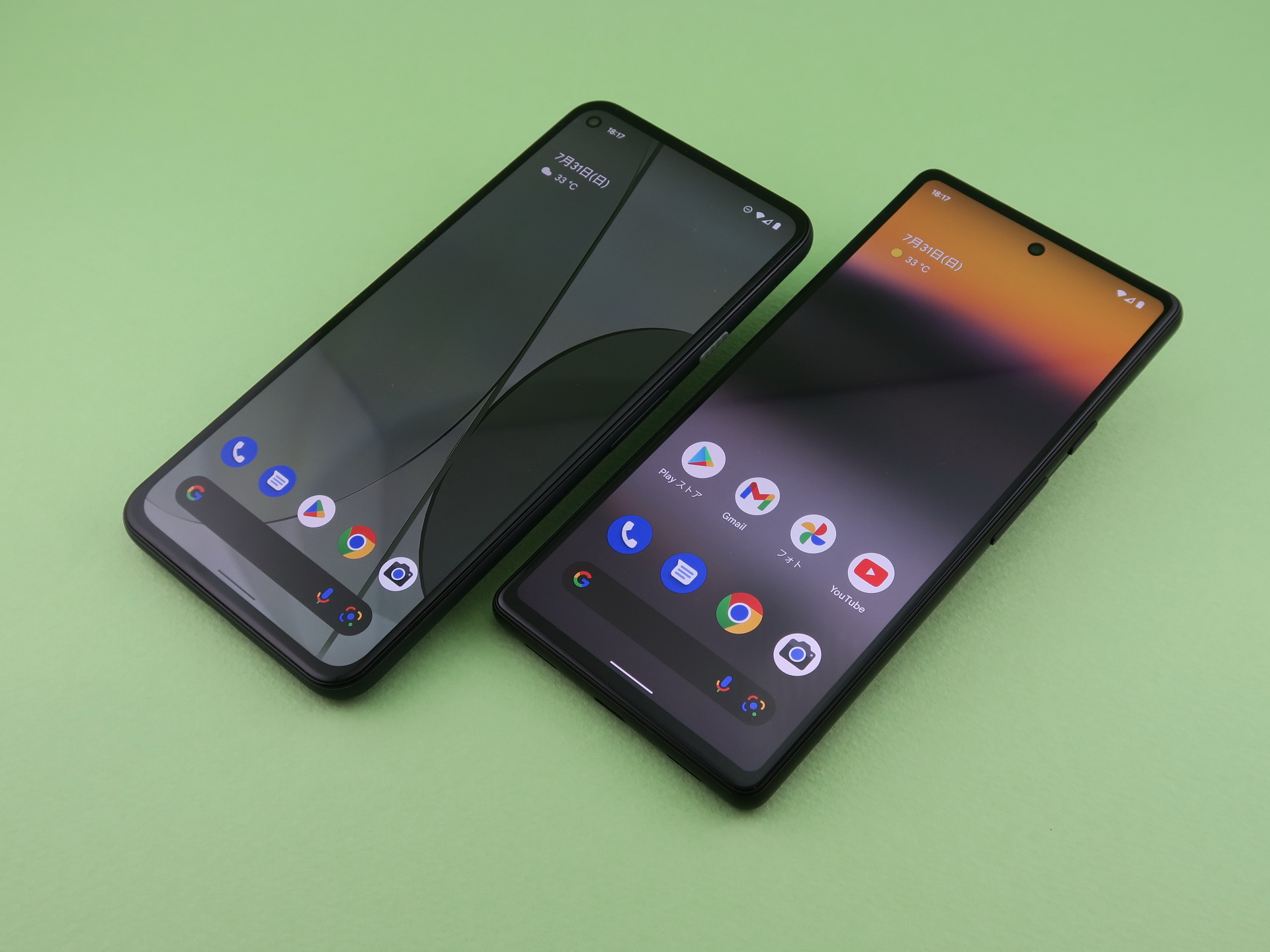 昨年8月に発売された「Pixel 5a（5G）」（左）に比べ、今回の「Pixel 6a」（右）は、本体とディスプレイの四つの角の形状が少しスクエアに変更された