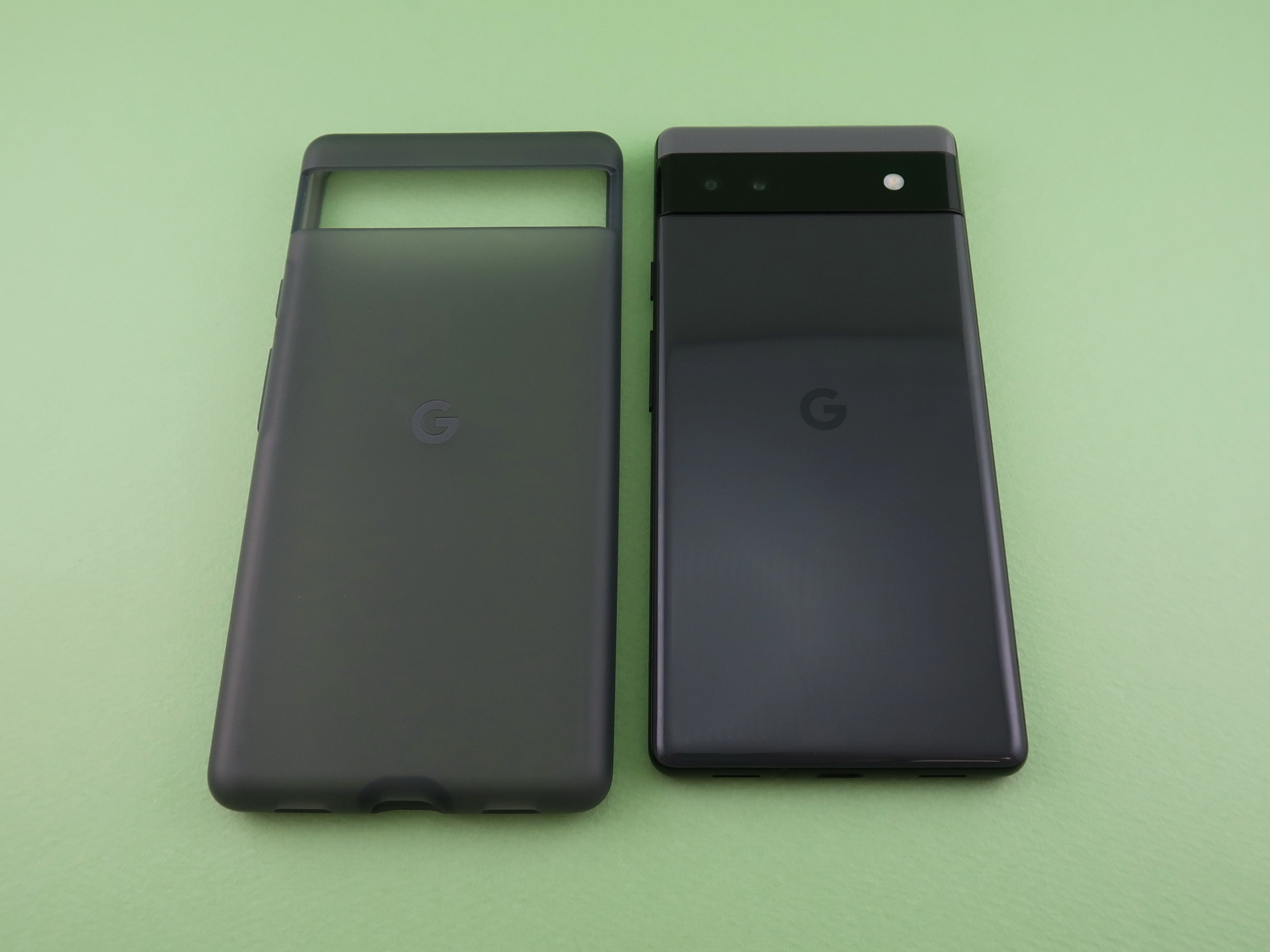別売（3600円）の「Google Pixel 6a ケース」（左）。カラーはCharcoal（写真のカラー）とSeafoamが用意される
