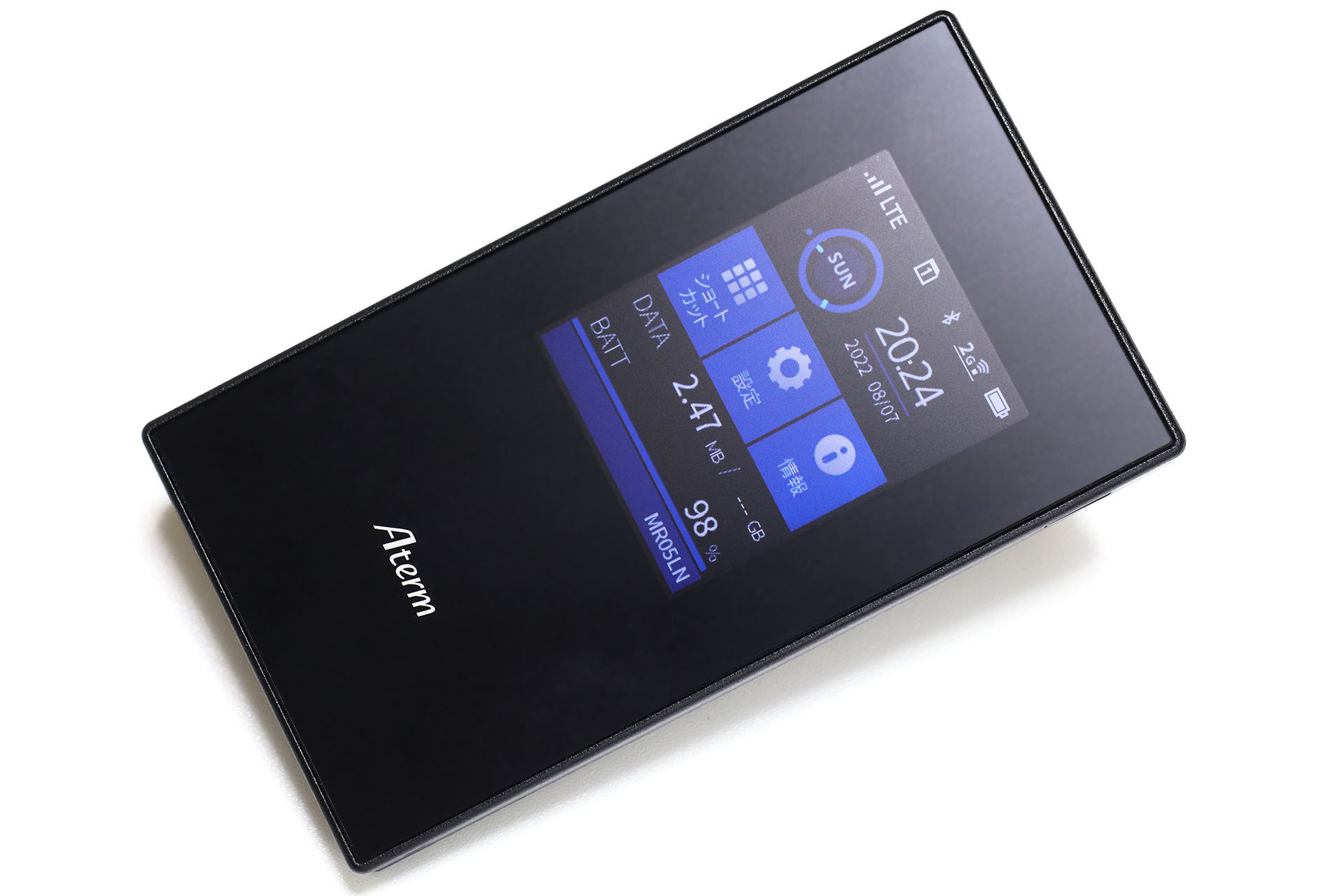 現在使っているモバイルルーターはNECプラットフォームズの<a href="https://www.aterm.jp/product/atermstation/product/mobile/mr05ln/" class="strong bn" target="_blank">「Aterm MR05LN」</a>。これにSIMを入れると“持ち歩けるWi-Fiアクセスポイント”として使えて、ネット接続が必要な各種機器をモバイルで使えるようになる