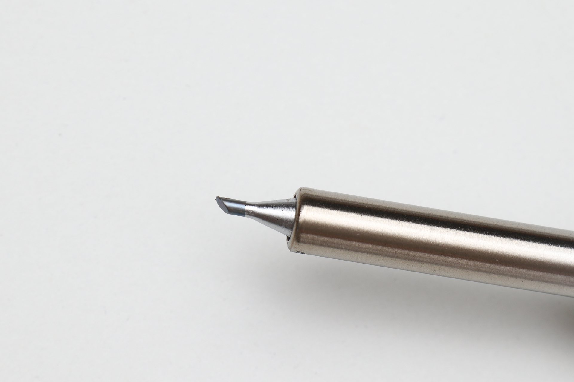 こて先はよくある円錐形ではなく、円筒を斜めカットしたタイプ