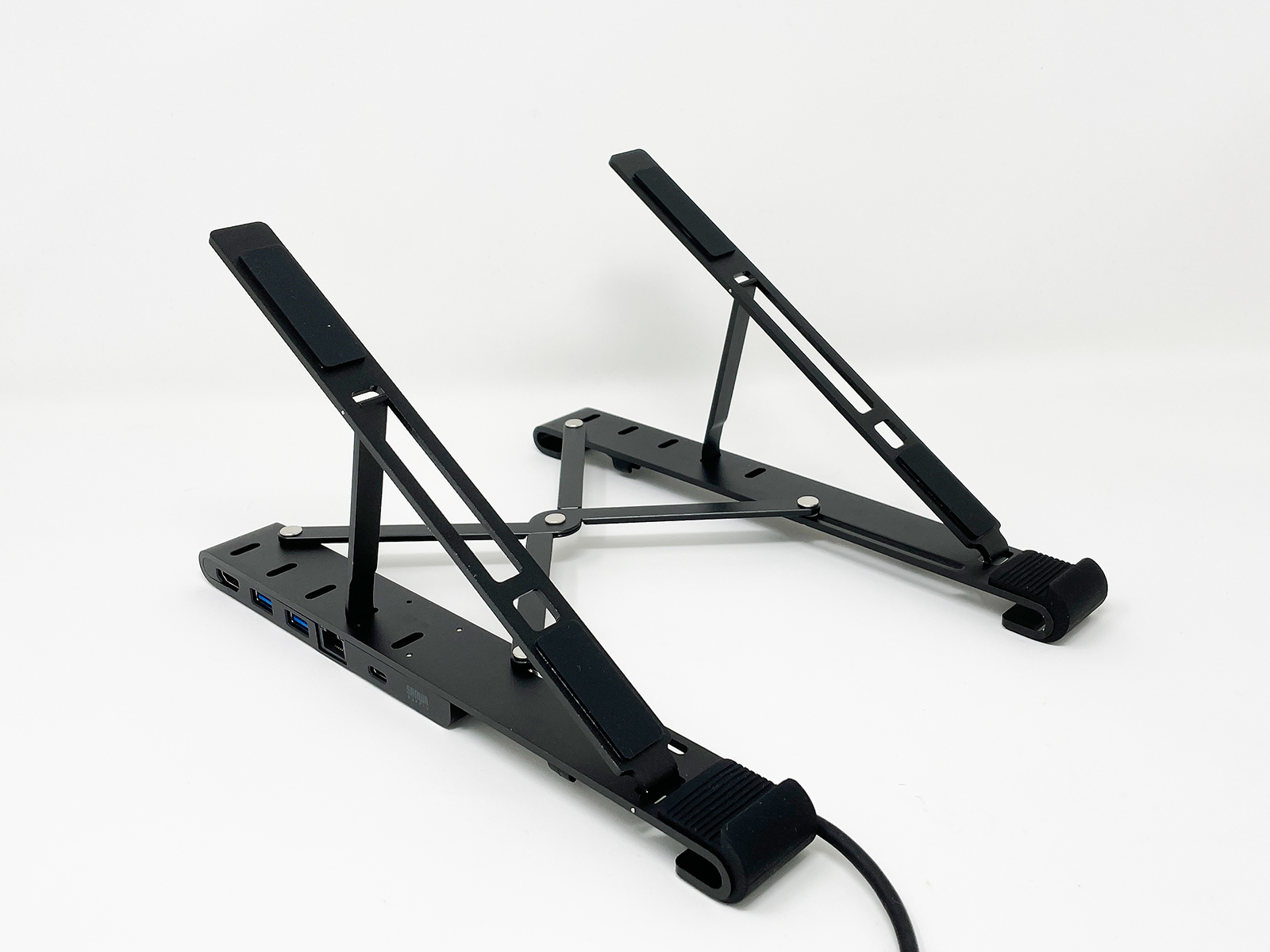 サンワサプライのUSBドックステーション内蔵ノートパソコンスタンド。脚部に各種拡張ポートが内蔵されています。