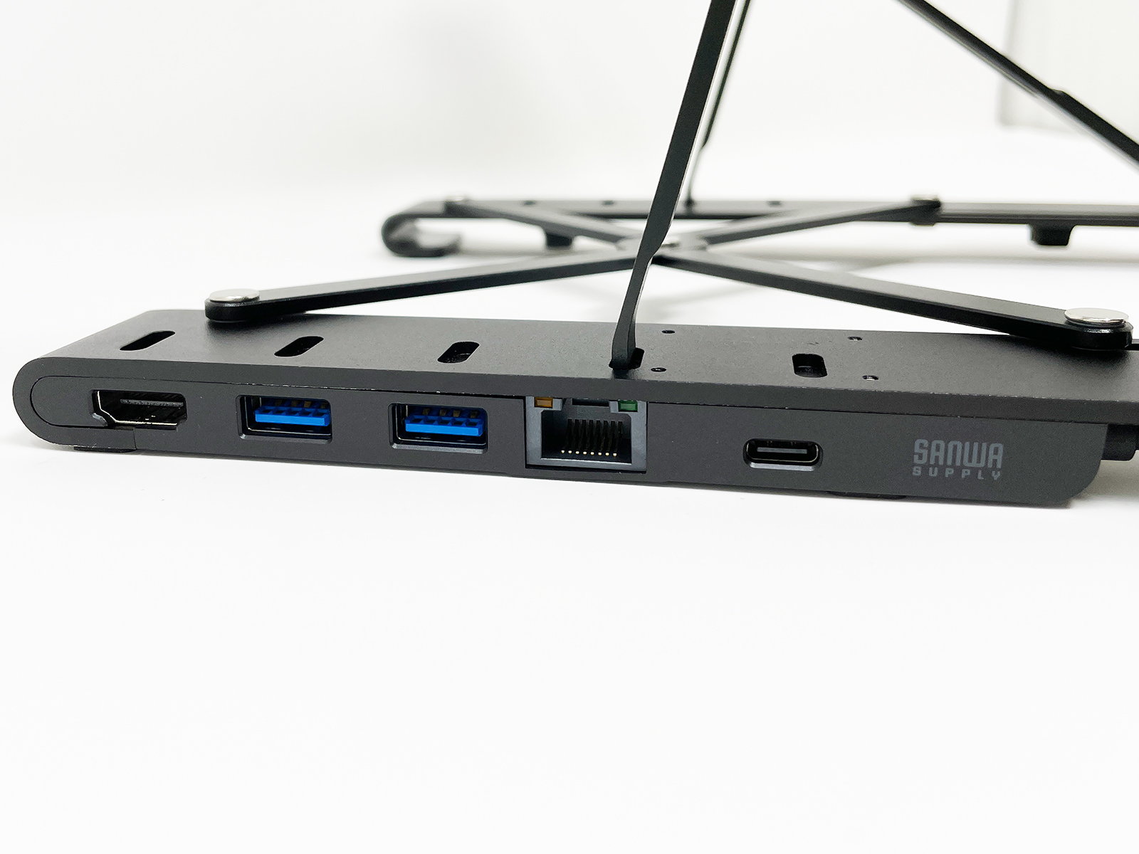 ノートパソコンをスタンドの上に置き、USB Type-Cケーブルを接続することで、ドックステーションの拡張ポート各種を使用できます。