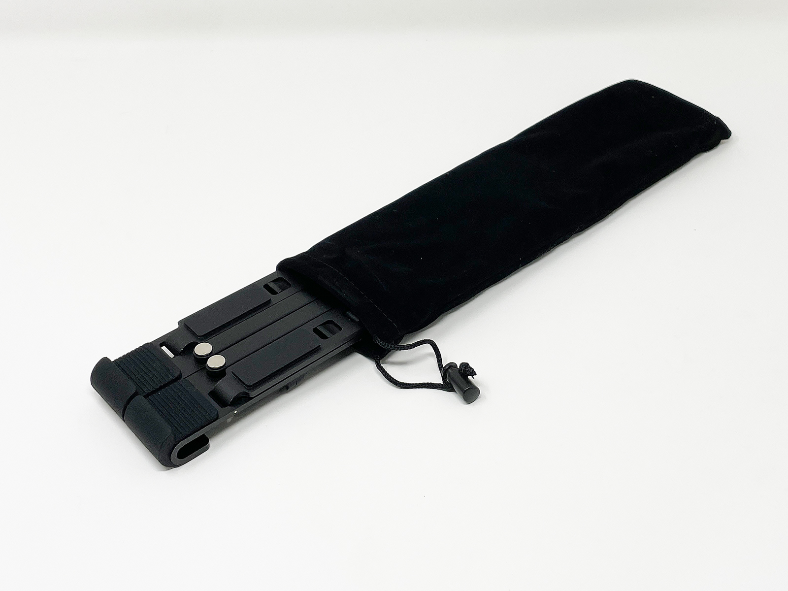 スタンドは折りたたんで持ち運び可能。専用のケースも付属します。