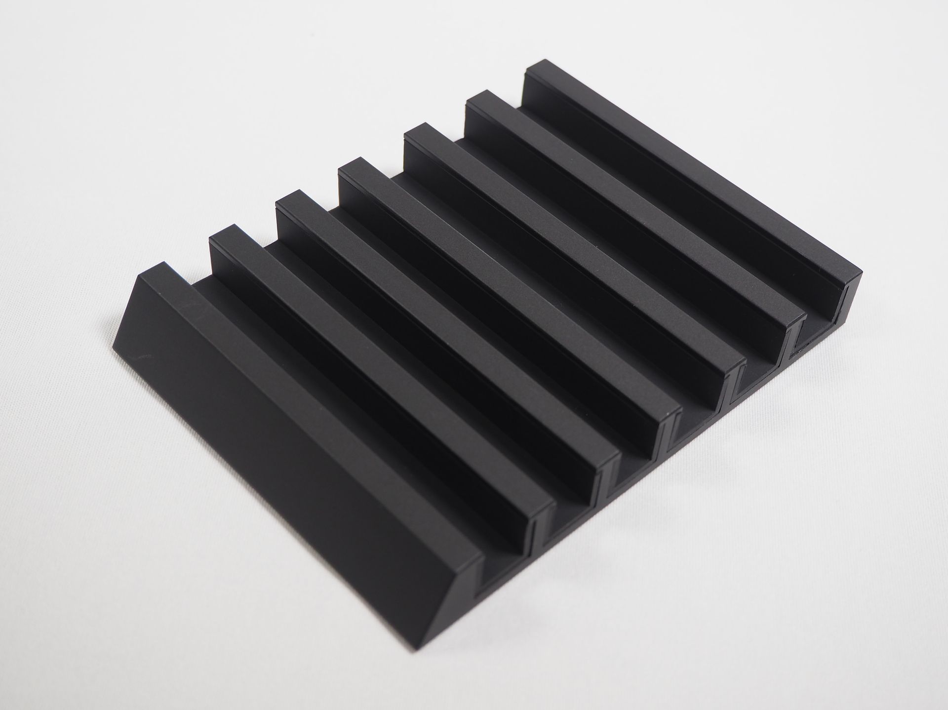 山崎実業のタブレットスタンド タワー。最大6つのスマートフォンやタブレットを立てられるコンパクトなスタンドだ