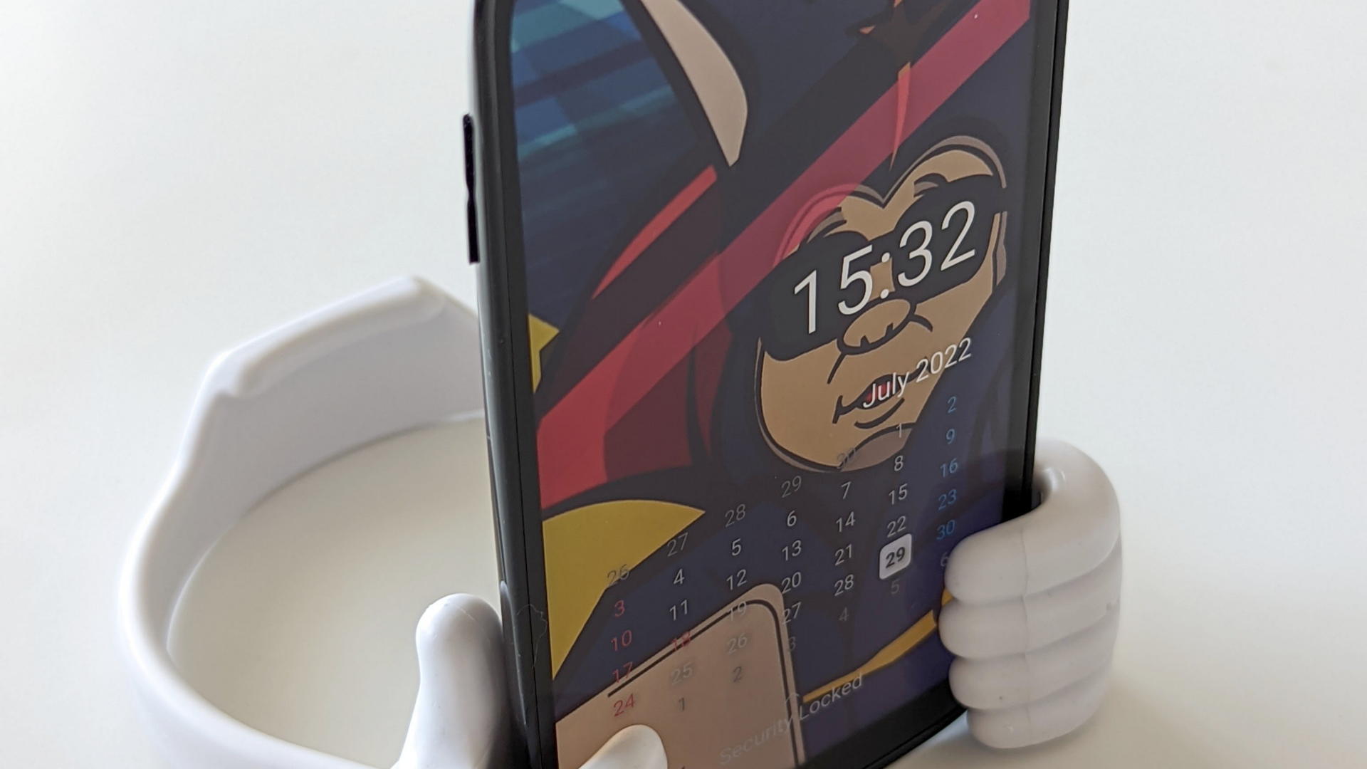 縦置きではキャッチ位置の上下で液晶の角度調整も可能だ