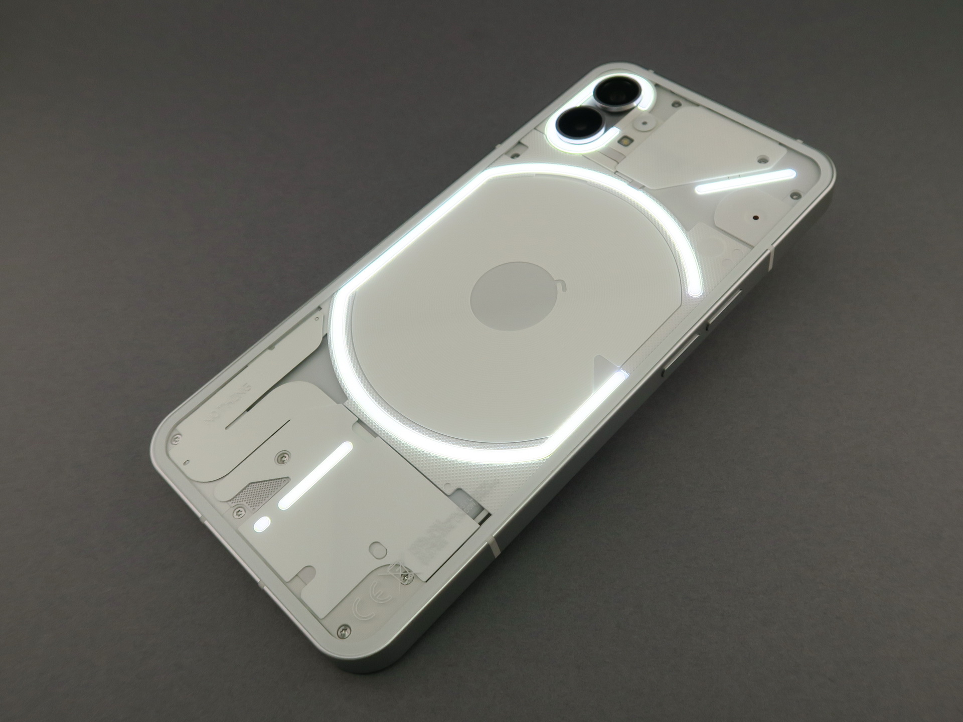 背面の「Glyphインターフェイス」のLEDライトを点灯。カメラ周囲、右上の斜めの棒状、中央のワイヤレス充電コイル周囲、下部の棒状、最下部のドットの5つから構成。合計974個のLEDが使われているという