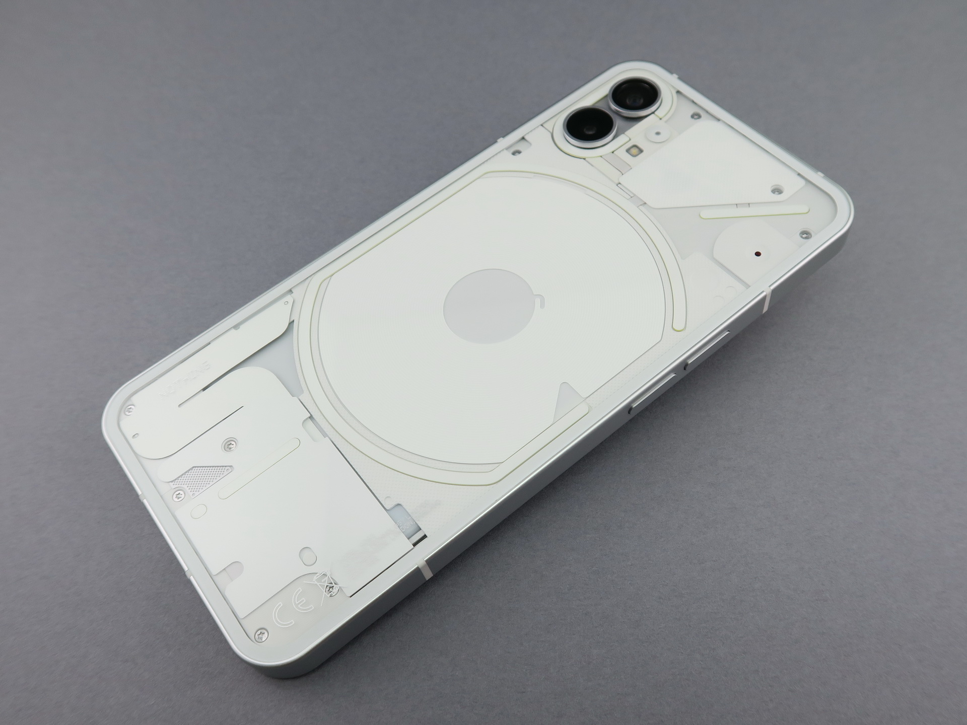 背面は透明のガラスを貼ったトランスペアレントデザイン