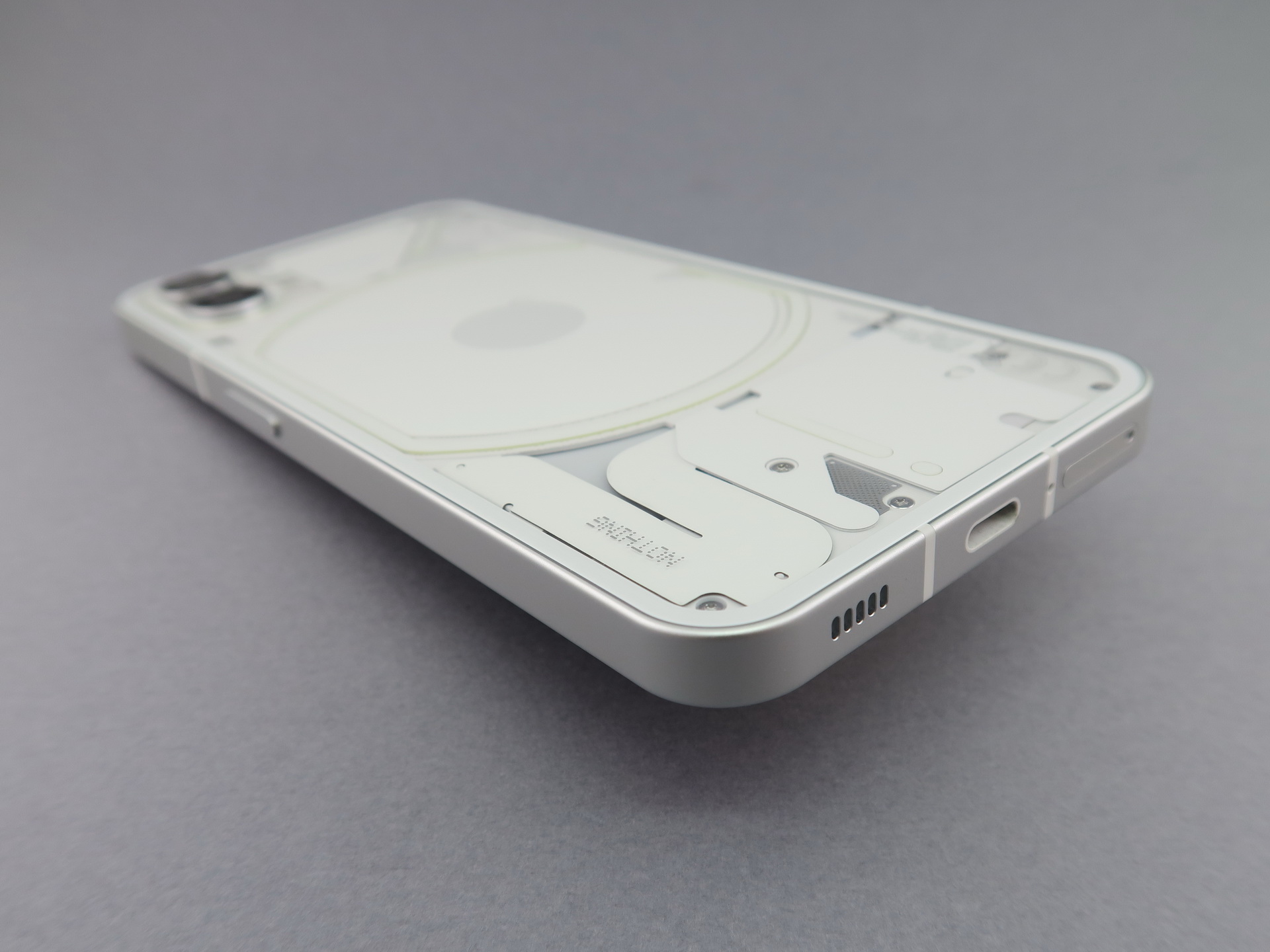 下部にはUSB Type-C外部接続端子、SIMカードスロットを備える