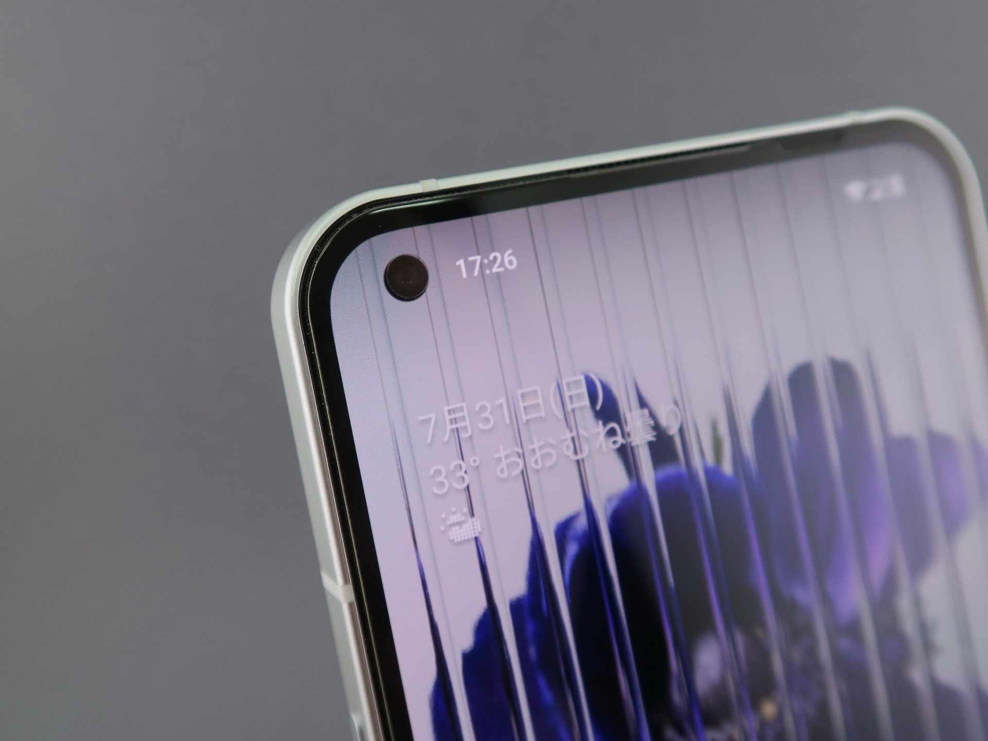 フロントカメラはディスプレイ左上のパンチホール内に収められている