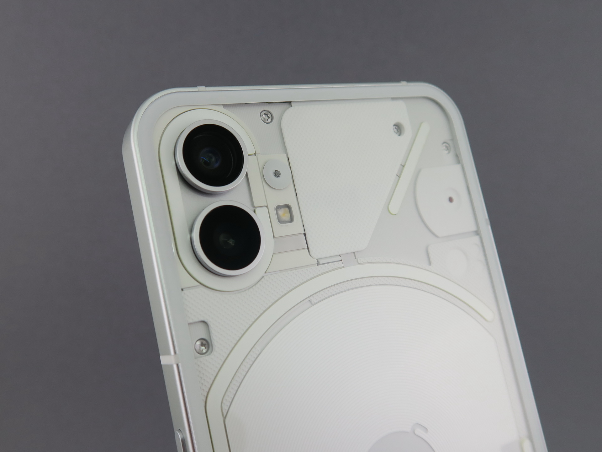 背面には50MPの広角カメラと超広角カメラを搭載する。それぞれイメージセンサーのメーカーが違うためか、空などを撮ると、少し色合いが異なる