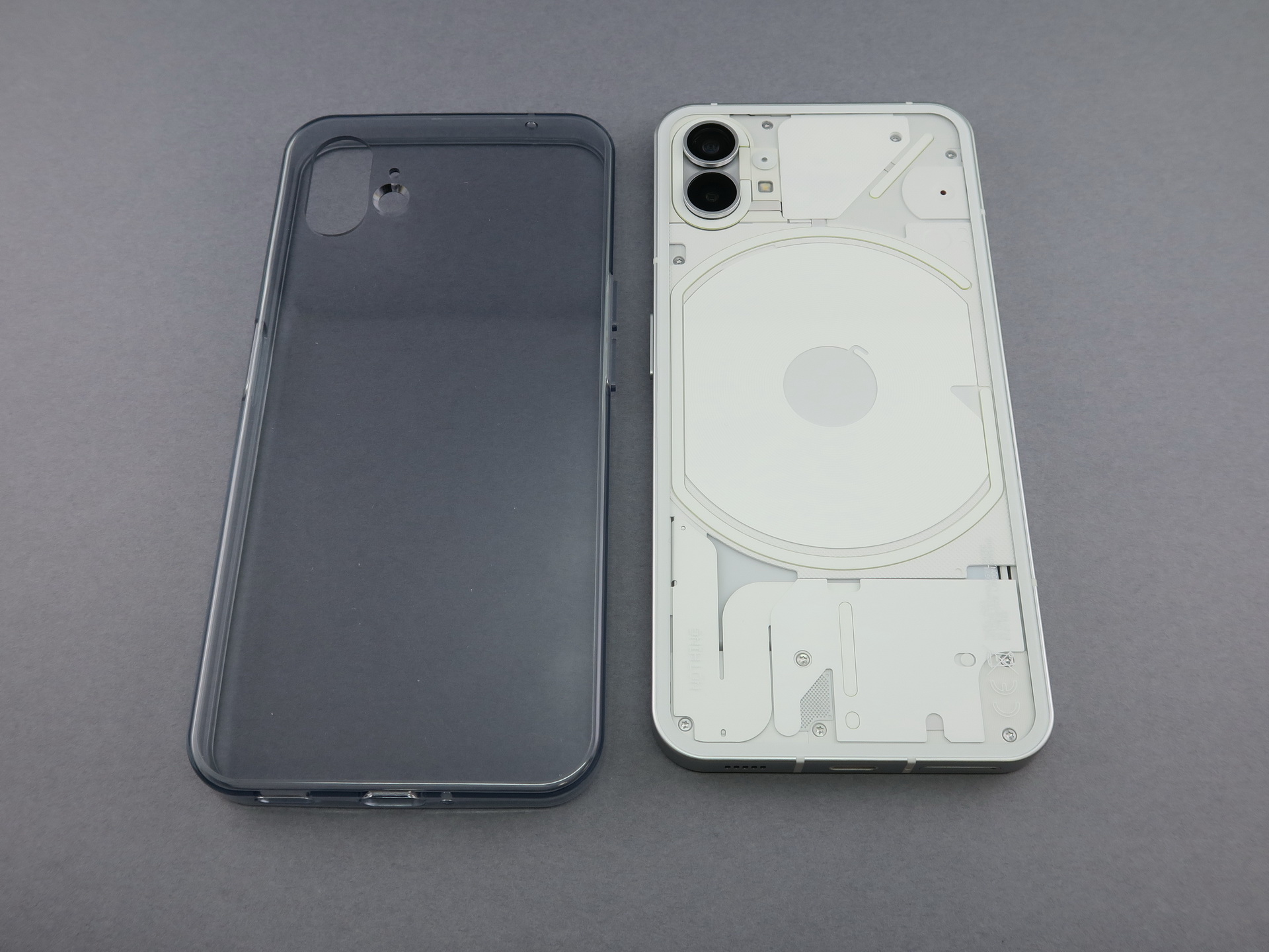 オプションで販売されるケース。今回の試用では「ブラック」のケースが提供されたが、「クリア」のケースも販売される。価格は2980円