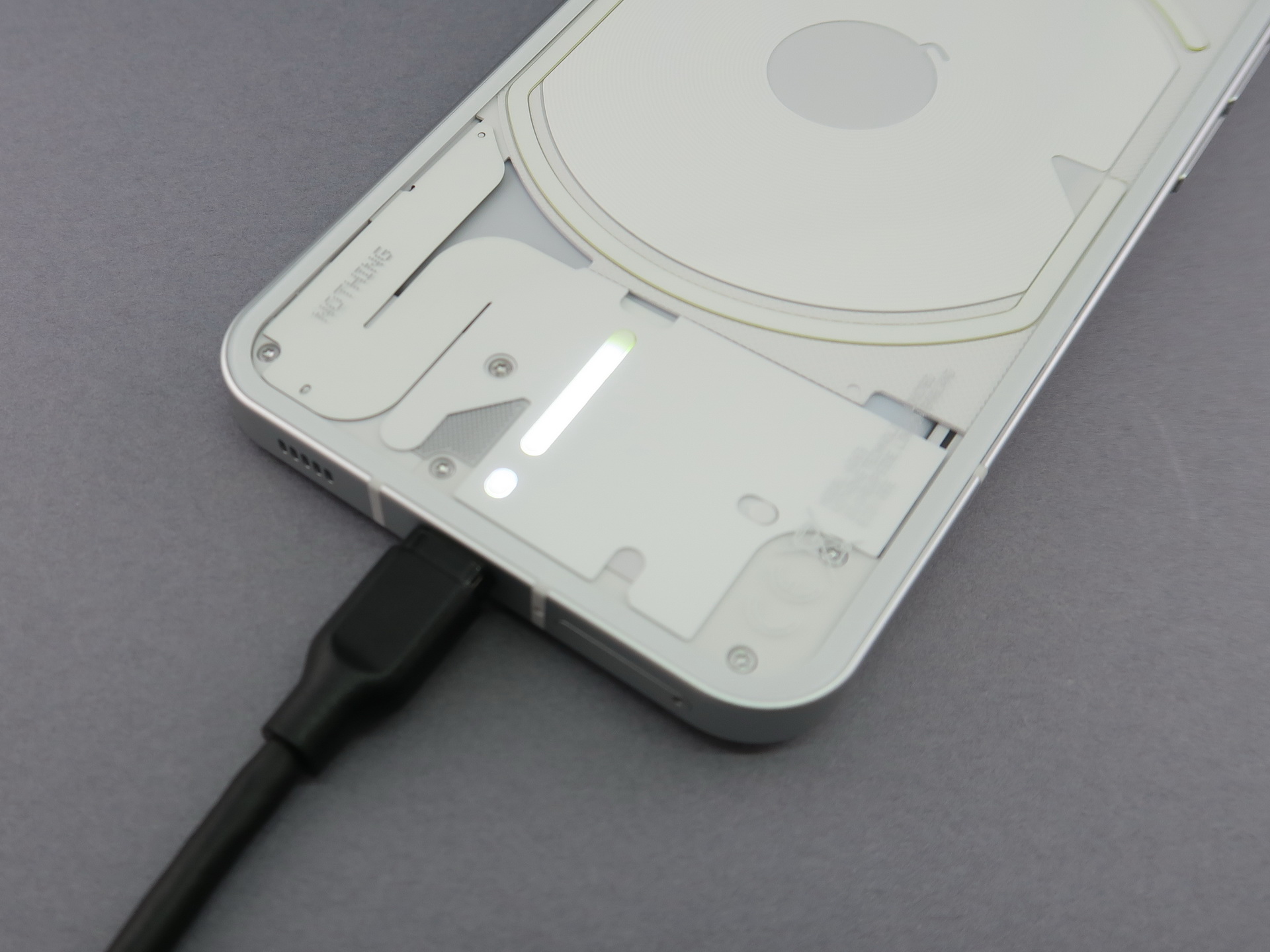 電源アダプタを接続すると、下部からのバーの長さで、バッテリー残量がわかる