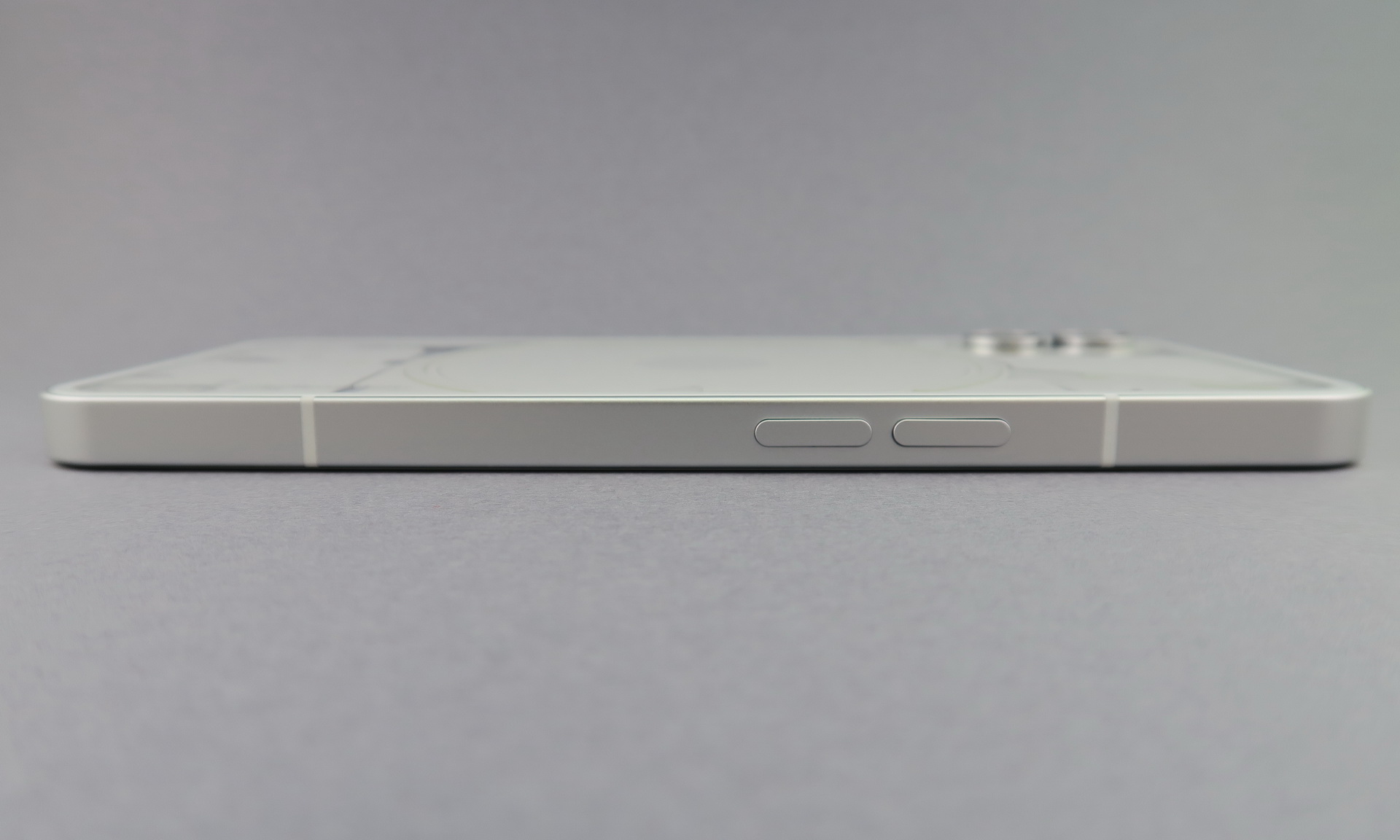 左側面は分割式の音量キーを備える