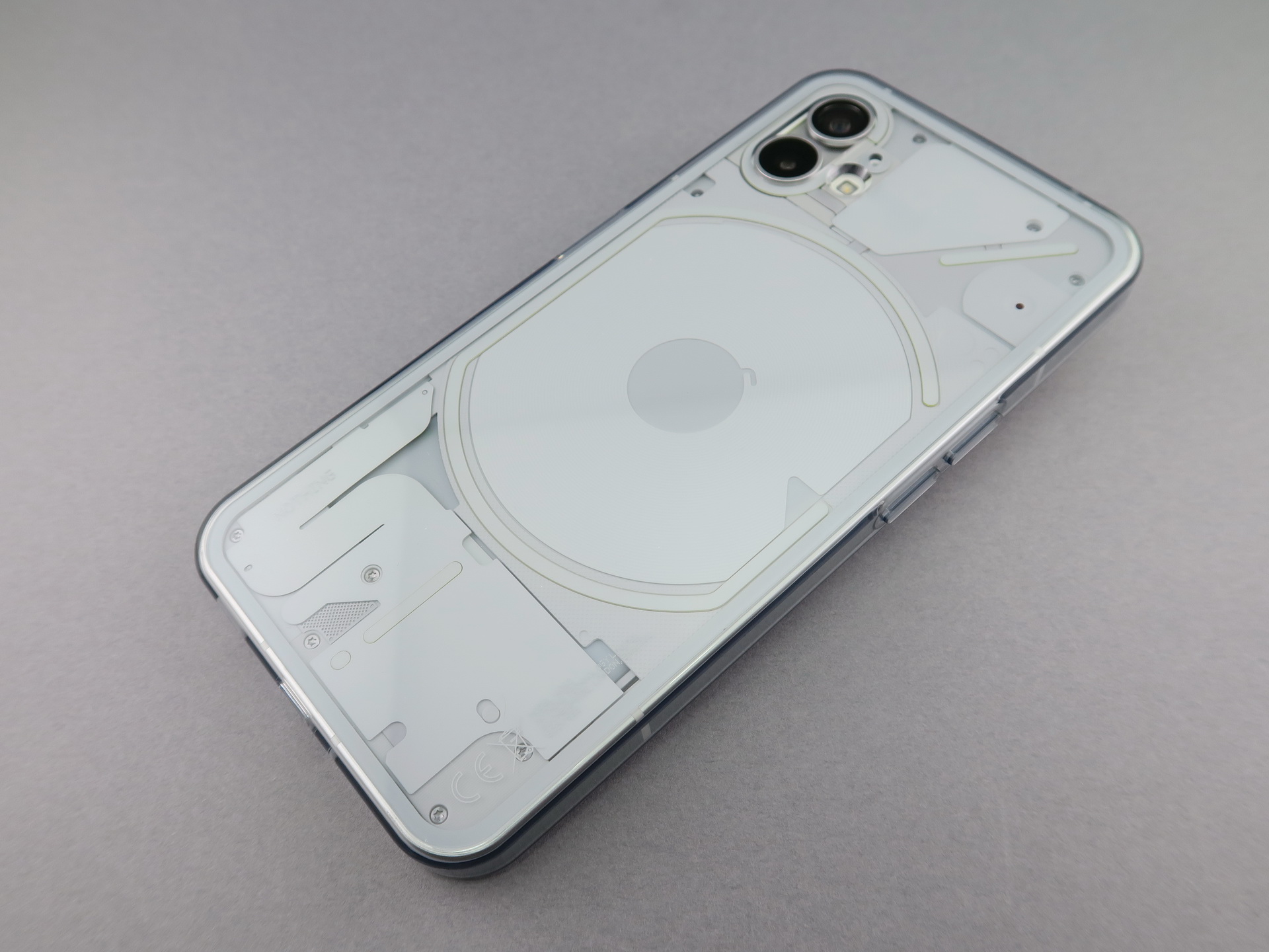 ちょっとわかりにくいが、ブラックのケースを装着した背面。照明の影響もあるが、薄らとブラックという印象