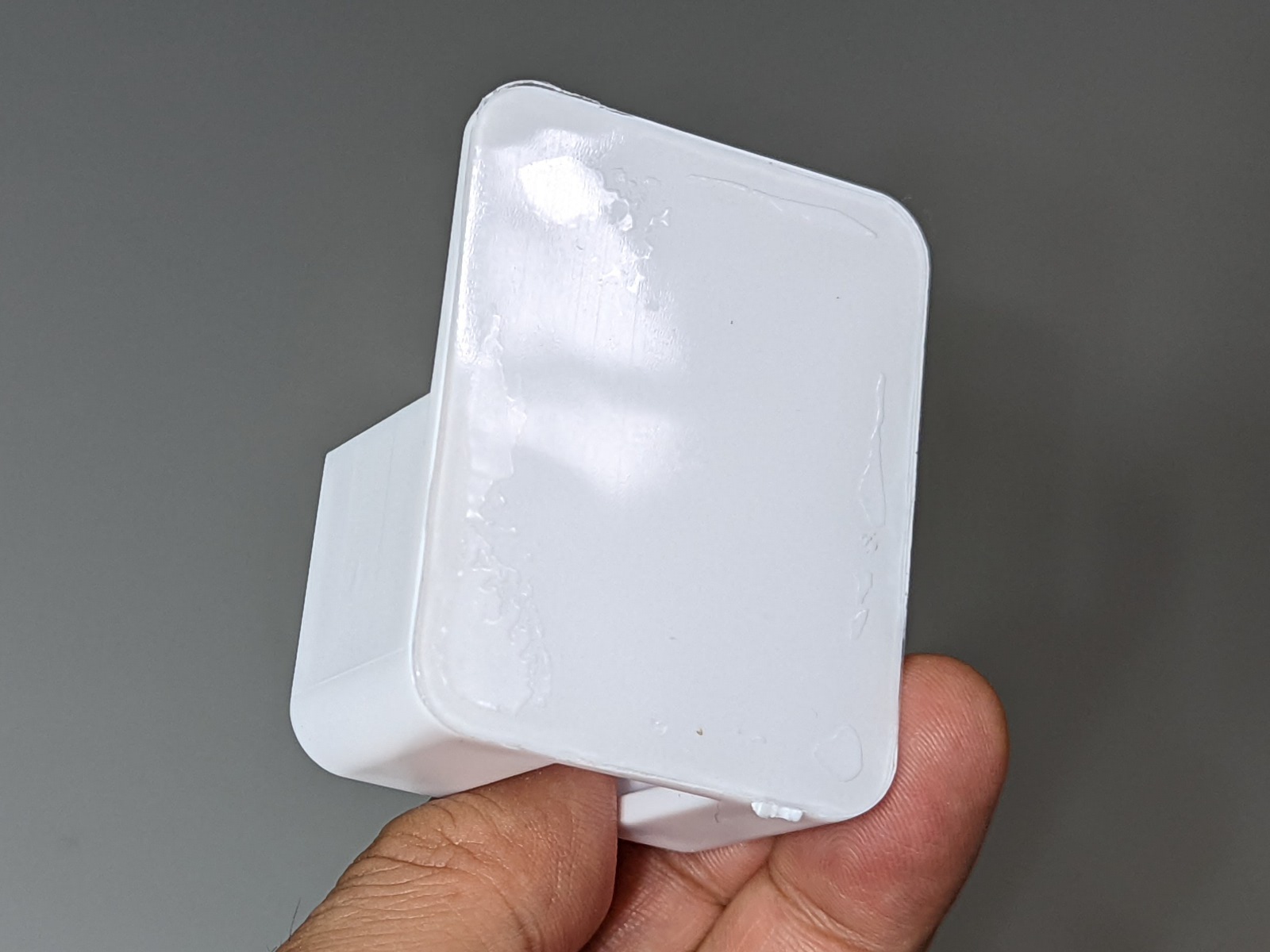 素材はABS樹脂。裏面の両面テープで壁面に貼り付ける