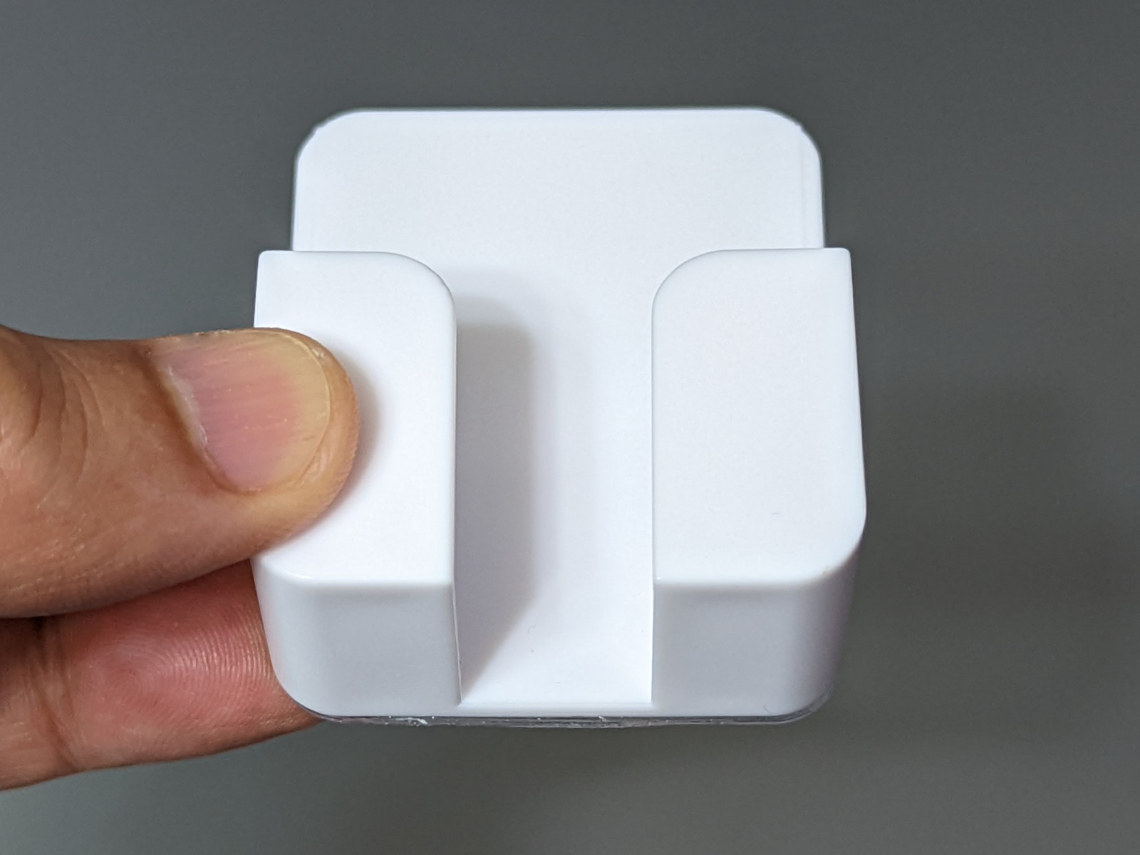 中央にある溝に電源ケーブルを通す構造