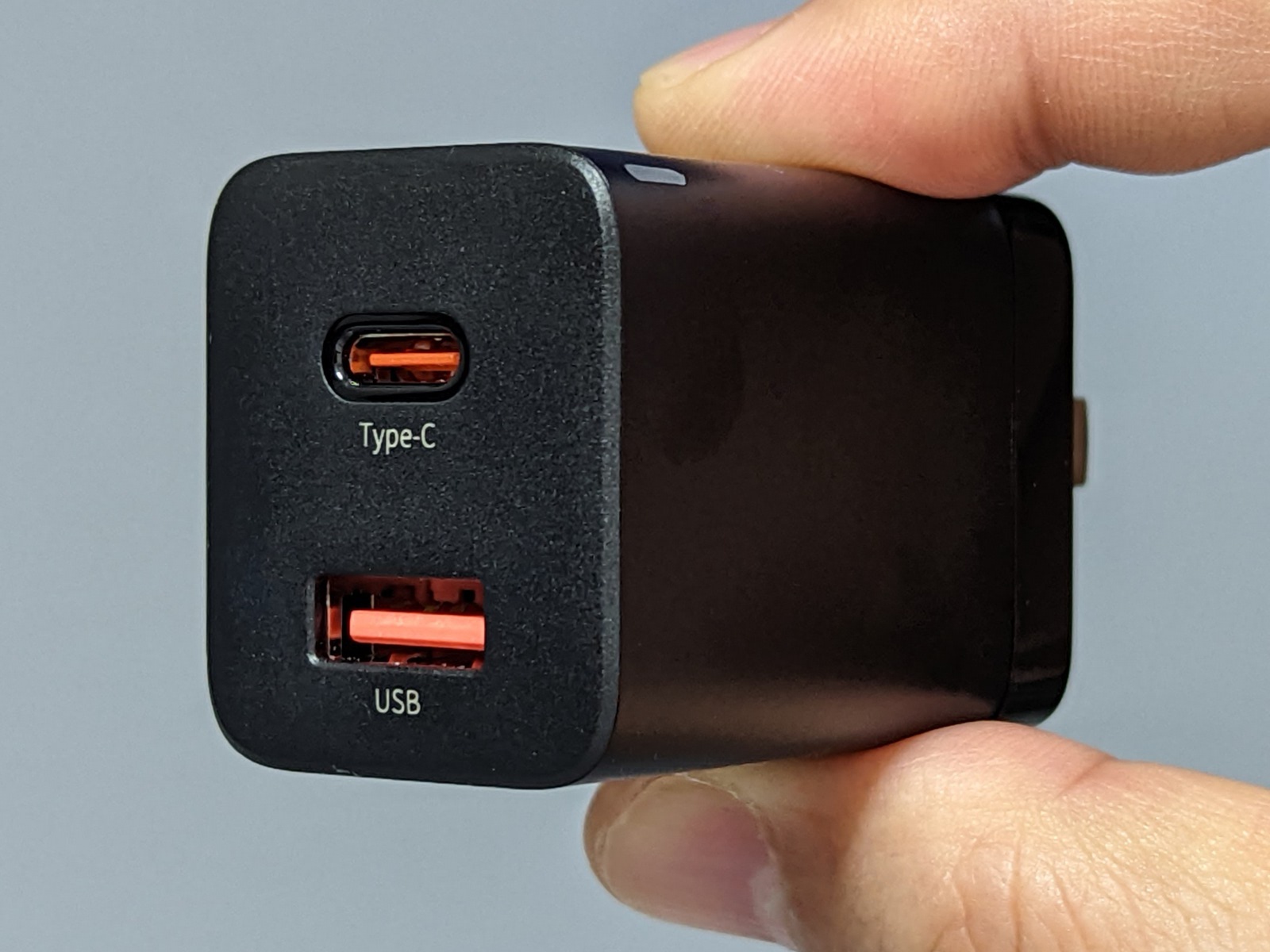USB Type-CとUSB A、各1ポートを搭載する