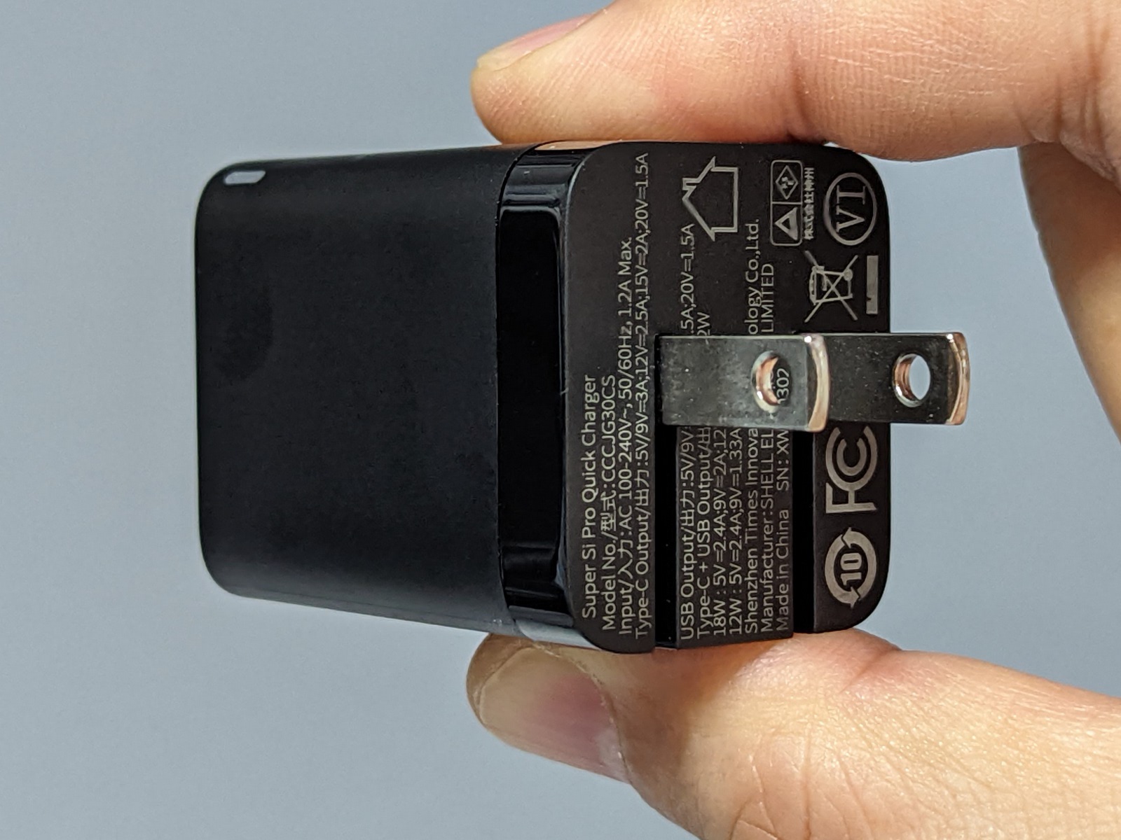 プラグは折りたためるのでバッグに入れての持ち歩きにも適する