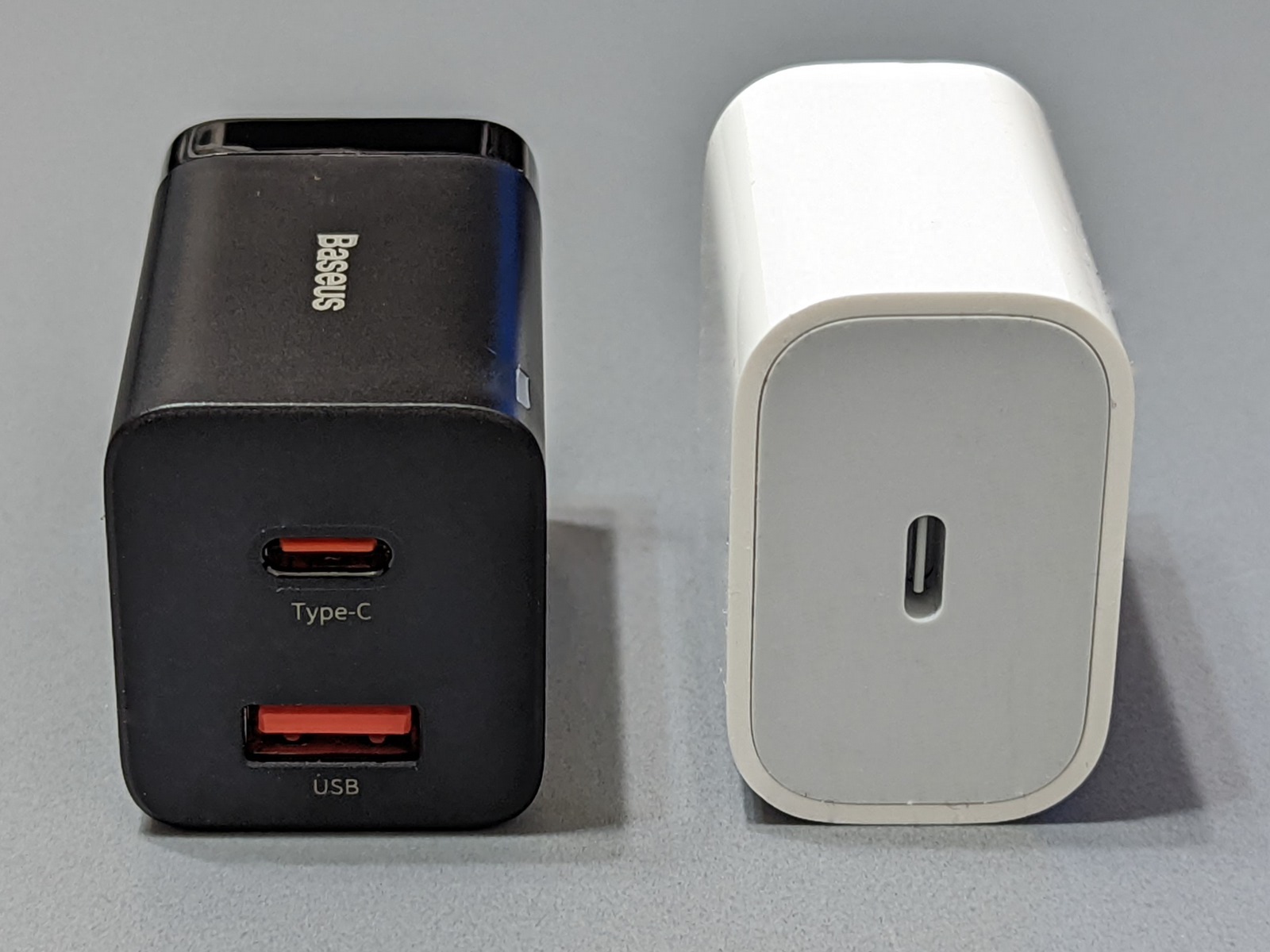 iPad付属の20W USB-Cアダプターとの比較。断面は本製品のほうが正方形に近い