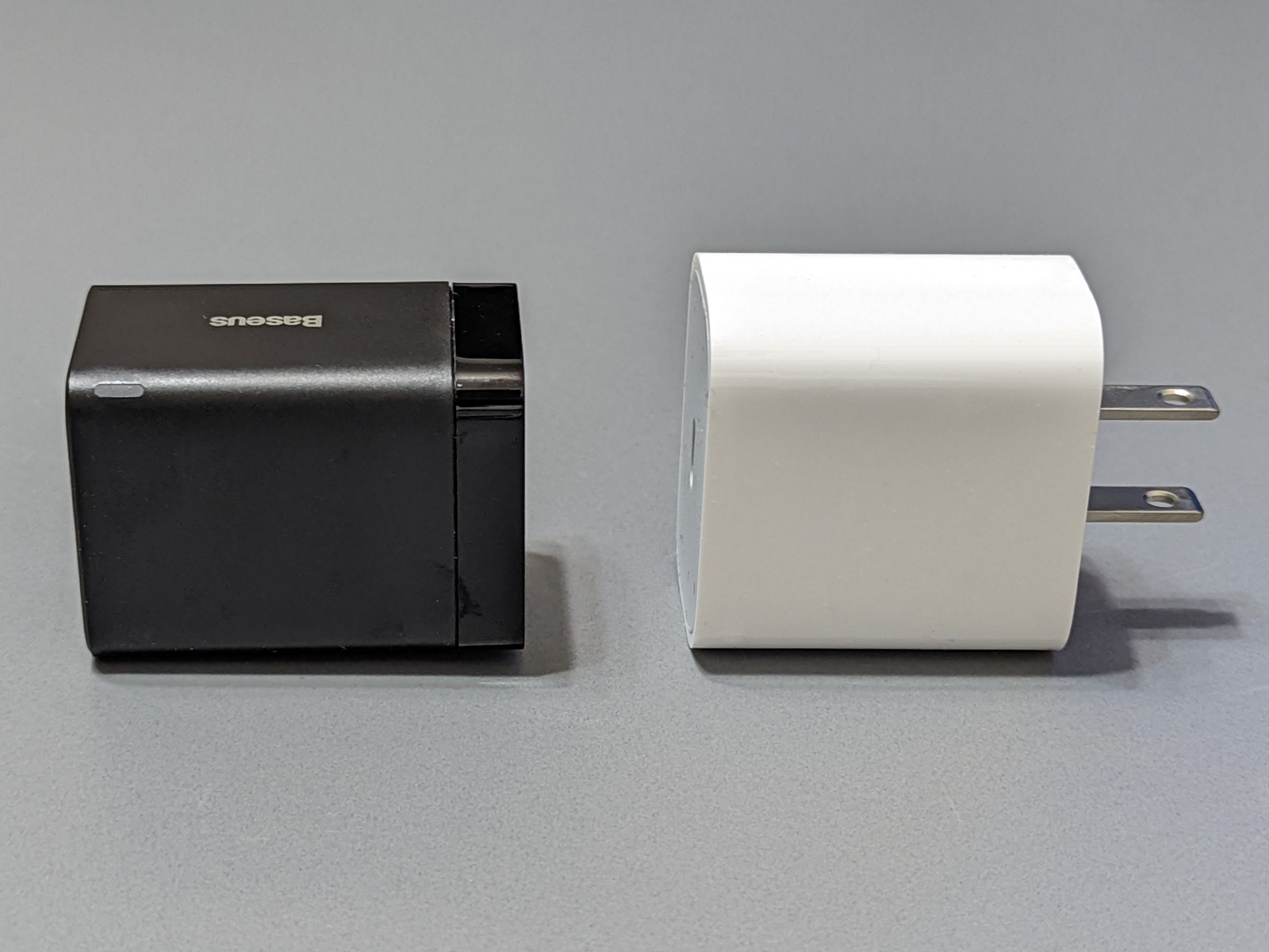 全長はわずかに長いが、本製品はプラグも折りたためるぶん持ち歩きには有利だ