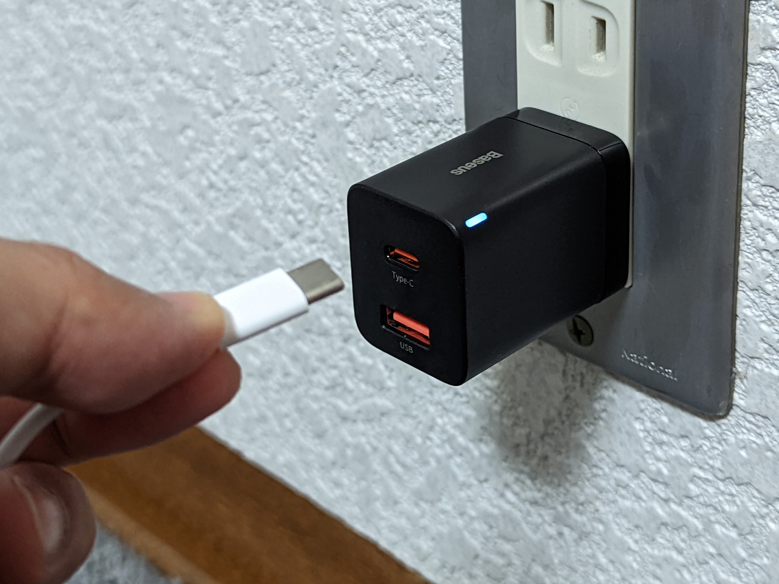 コンセントに差し込んだ状態では右上にある青白いLEDが点灯する