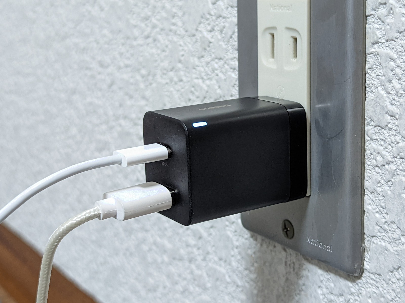 壁面コンセントに差し込んだ状態でも安定しており脱落しにくい