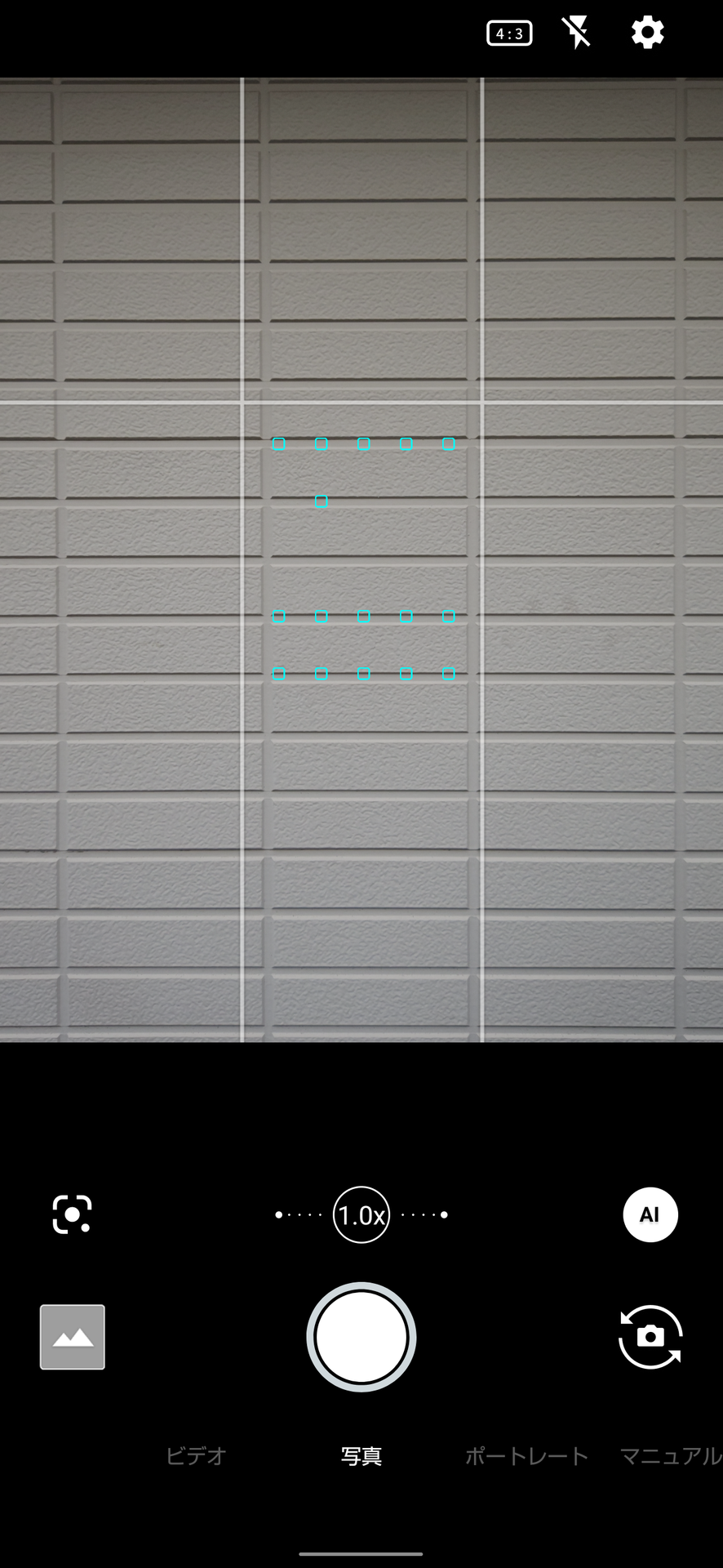 画面下部シャッターボタン上のアイコンをタッチして超広角（0.7x）と広角（1.0x）、望遠（2.0x）に切り替え可能