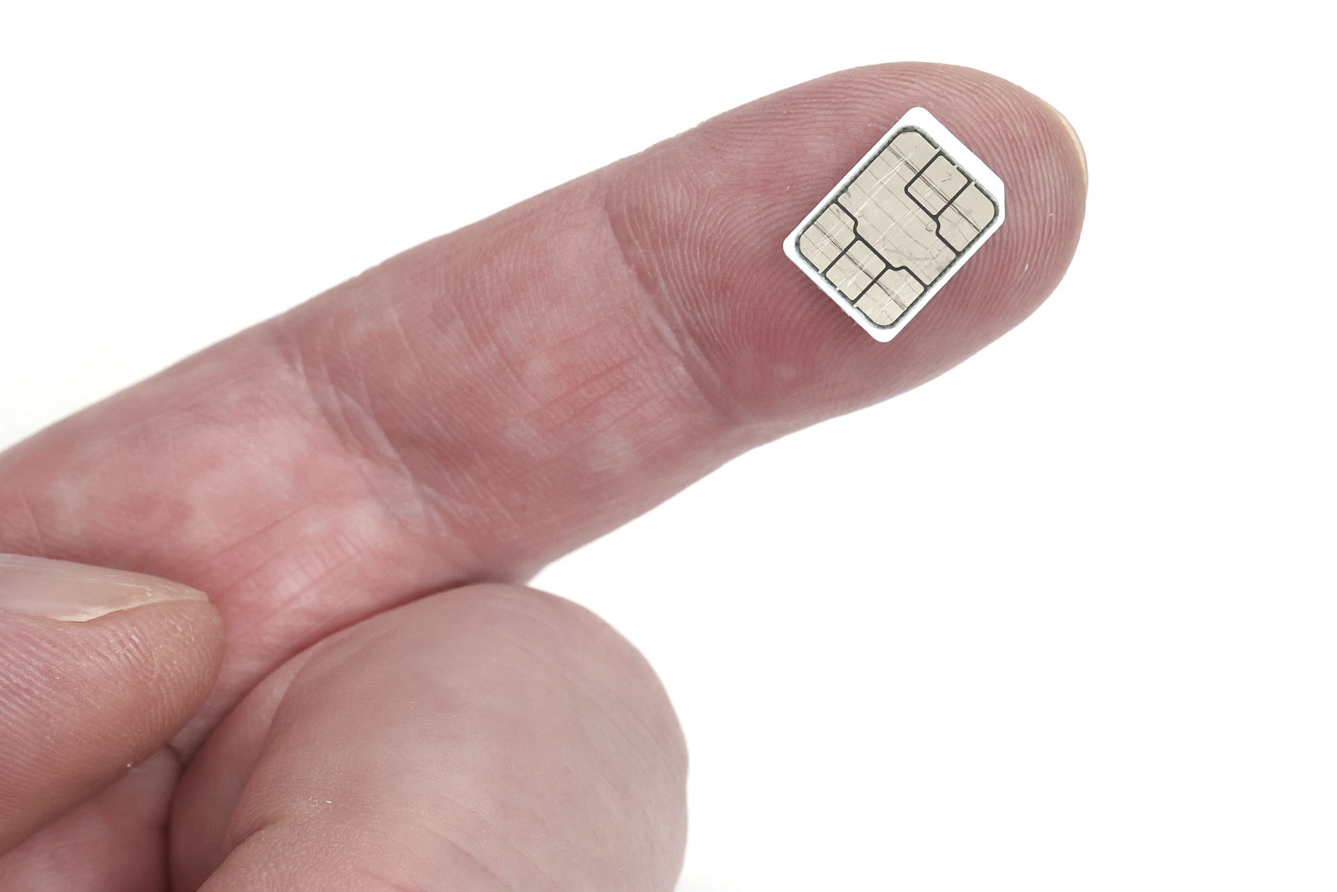 SIMカードには標準サイズSIM、microSIM、nanoSIMがあるが、現在主流なのはいちばん小さなnanoSIM。ここまで小さいと、SIMカードスロットに入れにくいし、指ではじいて飛んじゃうこともある。