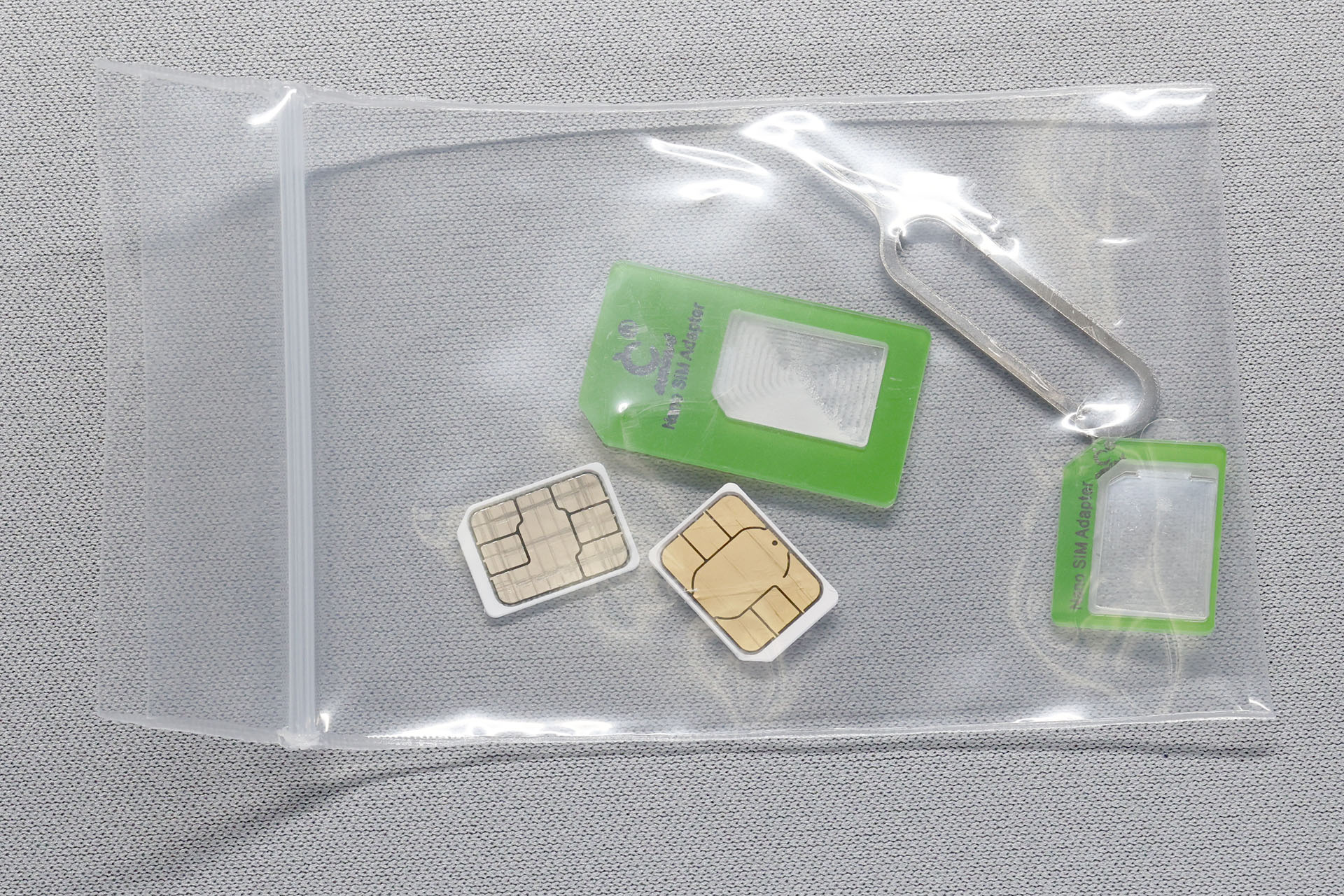 クレジットカードより一回り小さいビニール袋に、予備のnanoSIM、SIMピン、それから一応的にSIMカードサイズアダプターを入れて保管したり携帯したり。このまま財布のカードポケットに入る