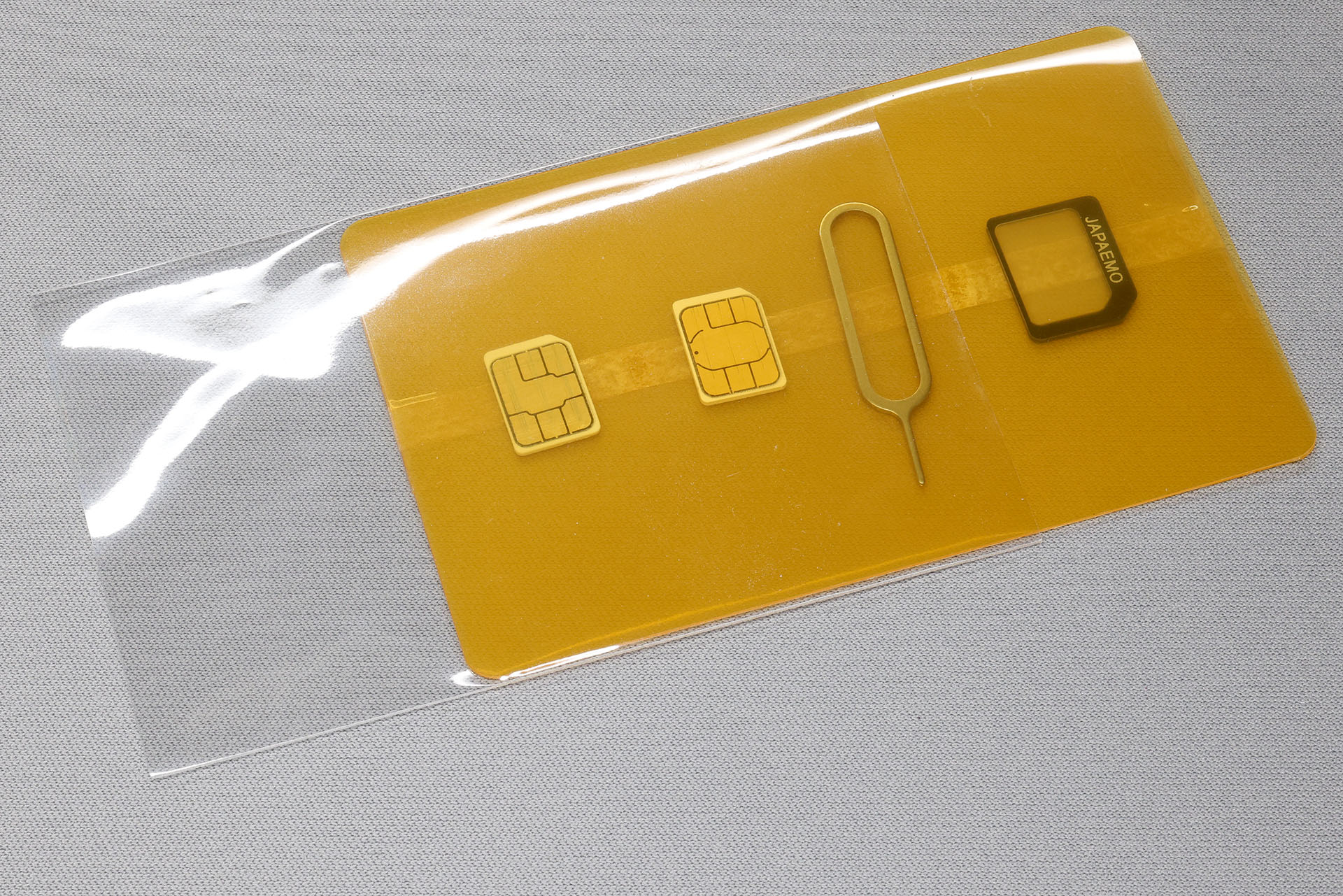 でもSIMの脱落などが不安、という場合、クレジットカード用ビニール袋に入れてから財布に入れるといいかも