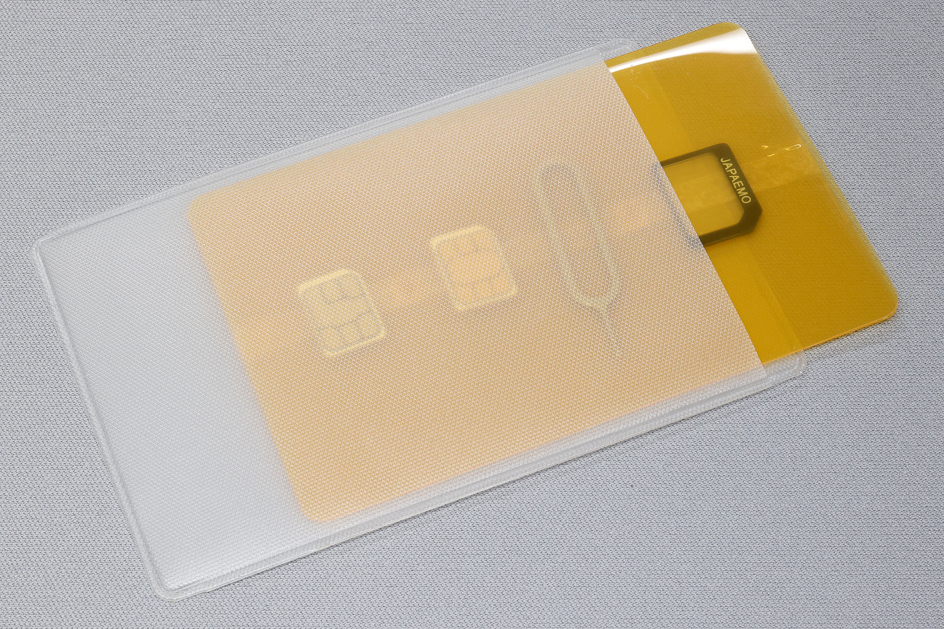 カード専用の厚手スリーブだと、よりSIMケースの出し入れをしやすい
