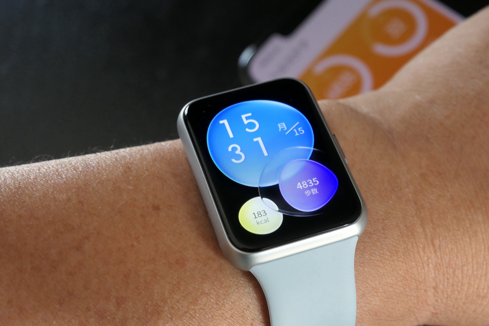 1.74インチの有機ELディスプレイを搭載するHUAWEI WATCH FIT 2。素材が異なる3タイプが販売されているが、筆者が購入したのはアクティブモデルのアイルブルー