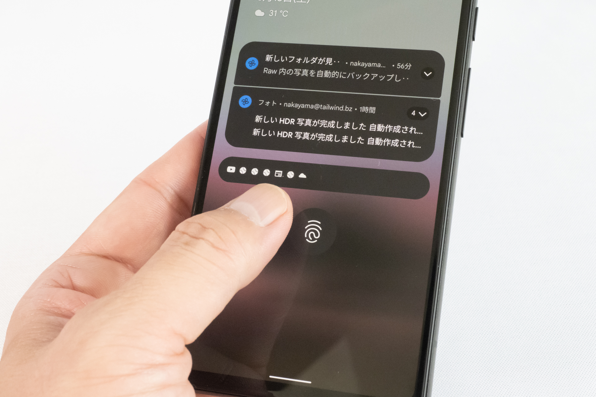 ディスプレイ内指紋認証センサーを採用